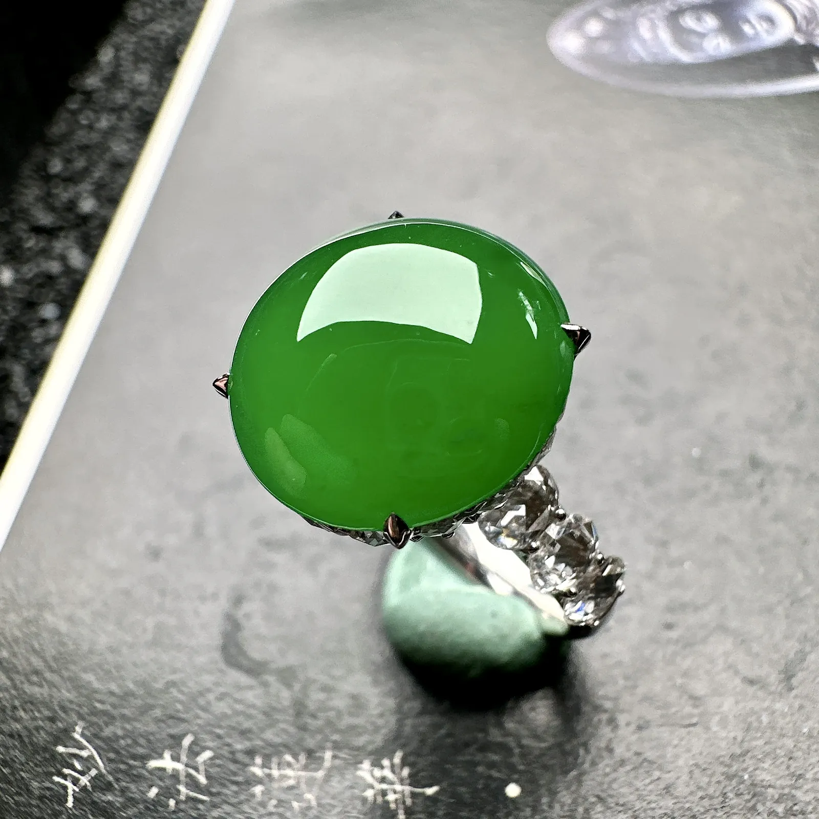 【冰种绿蛋面戒指】质地细腻，冰润起光，胶感强烈，冰感明显。18K金钻镶嵌，裸石尺寸14*11.8*5.5毫米