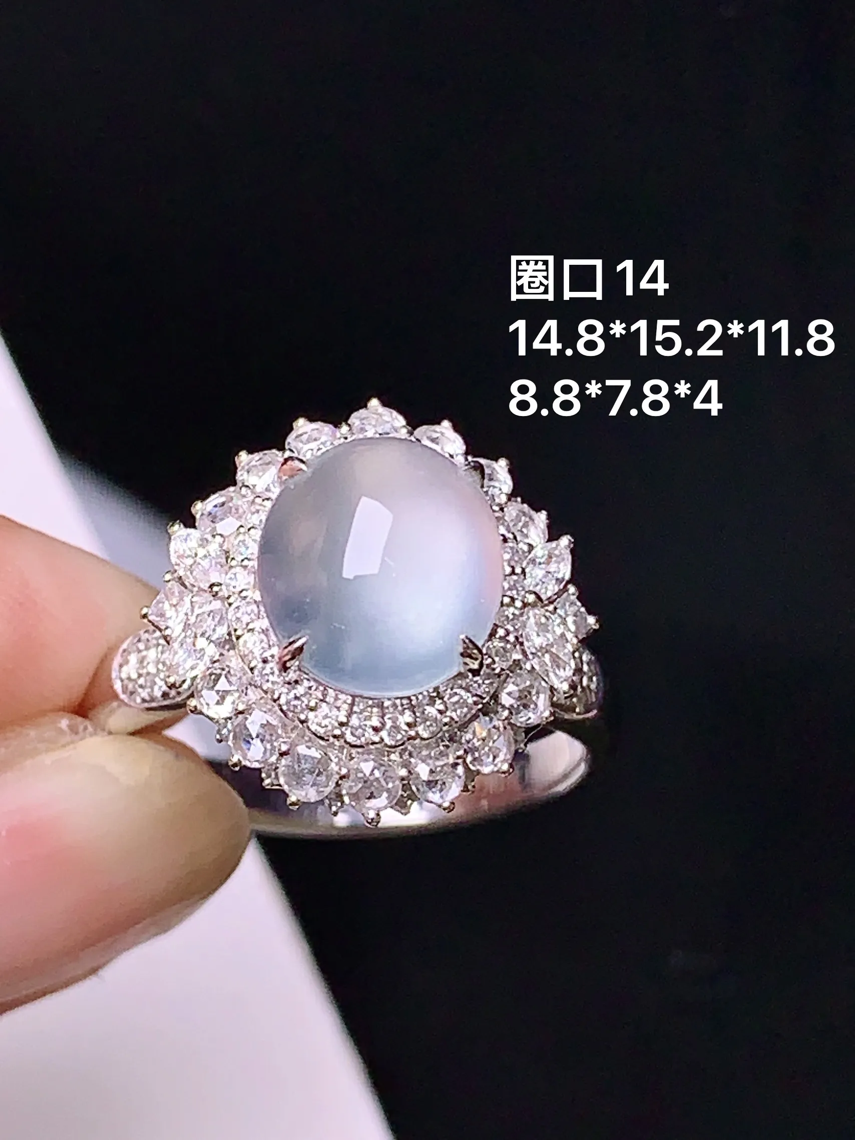 18k金钻镶嵌冰种蛋面戒指 玉质细腻 色泽清新艳丽 圈口14 整体尺寸14.8*15.2*11.8