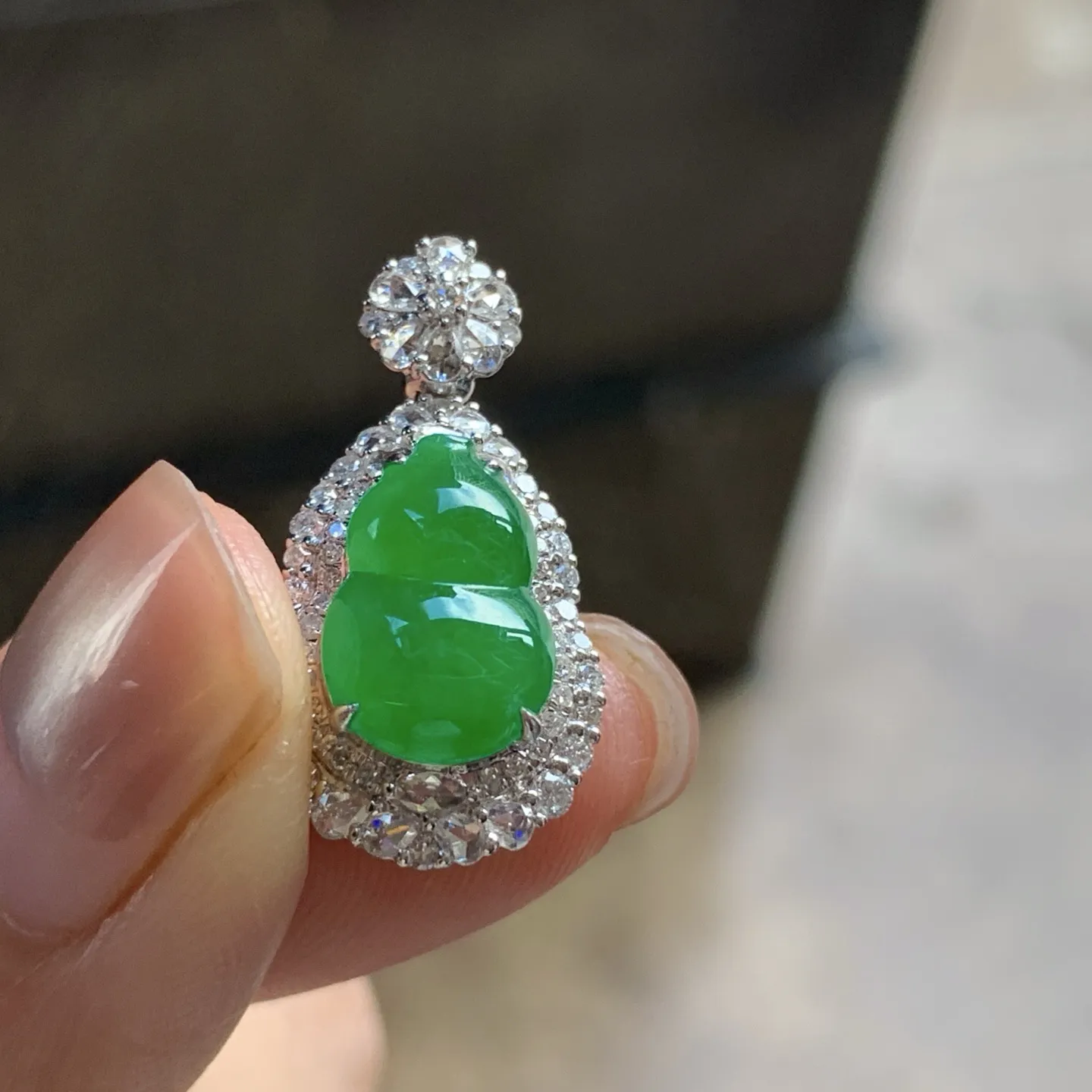金钻镶嵌辣绿色葫芦吊坠^_^