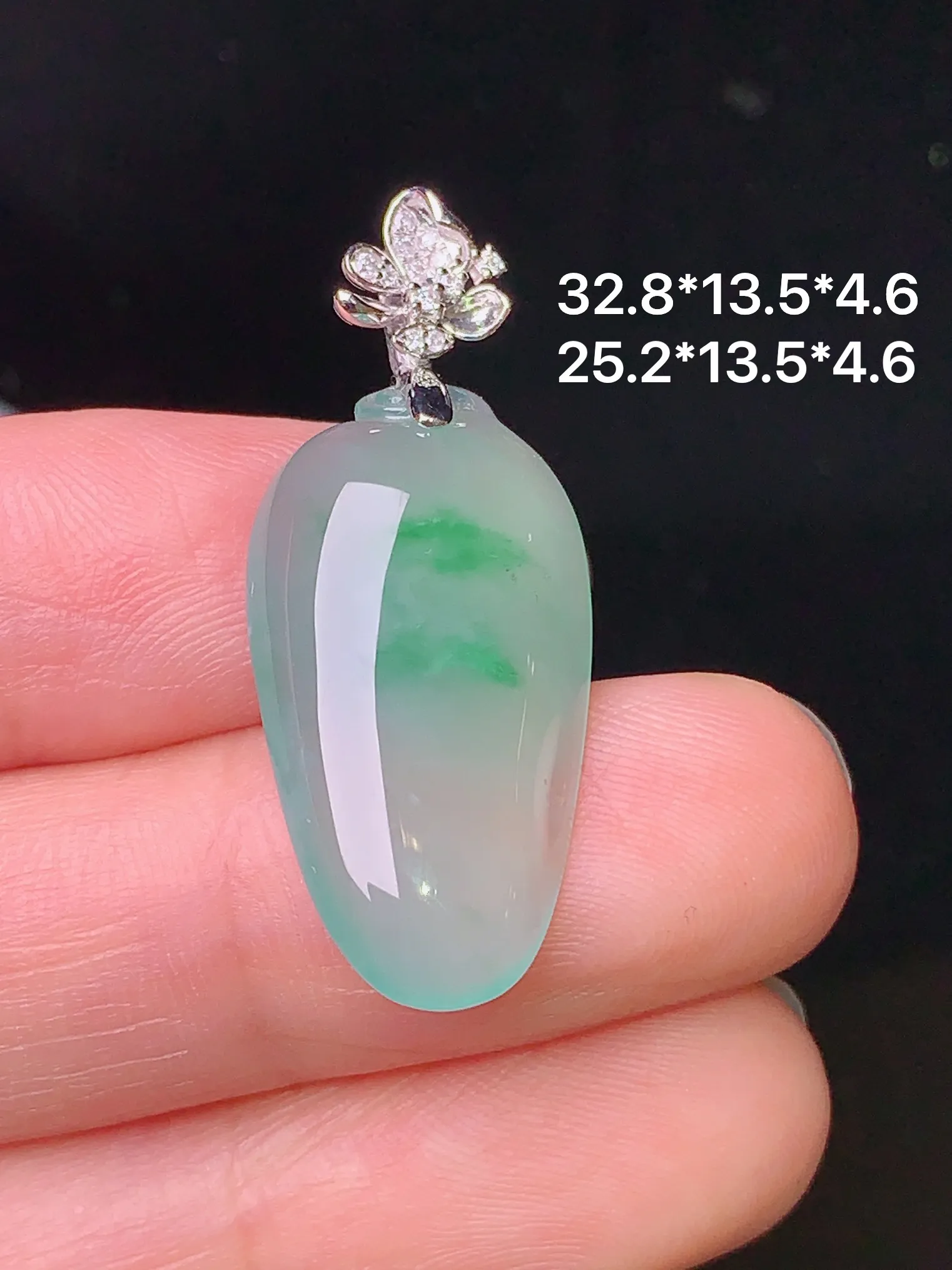 18k金钻镶嵌飘绿福瓜吊坠 玉质细腻 色泽清新艳丽 整体尺寸32.8*13.5*4.6