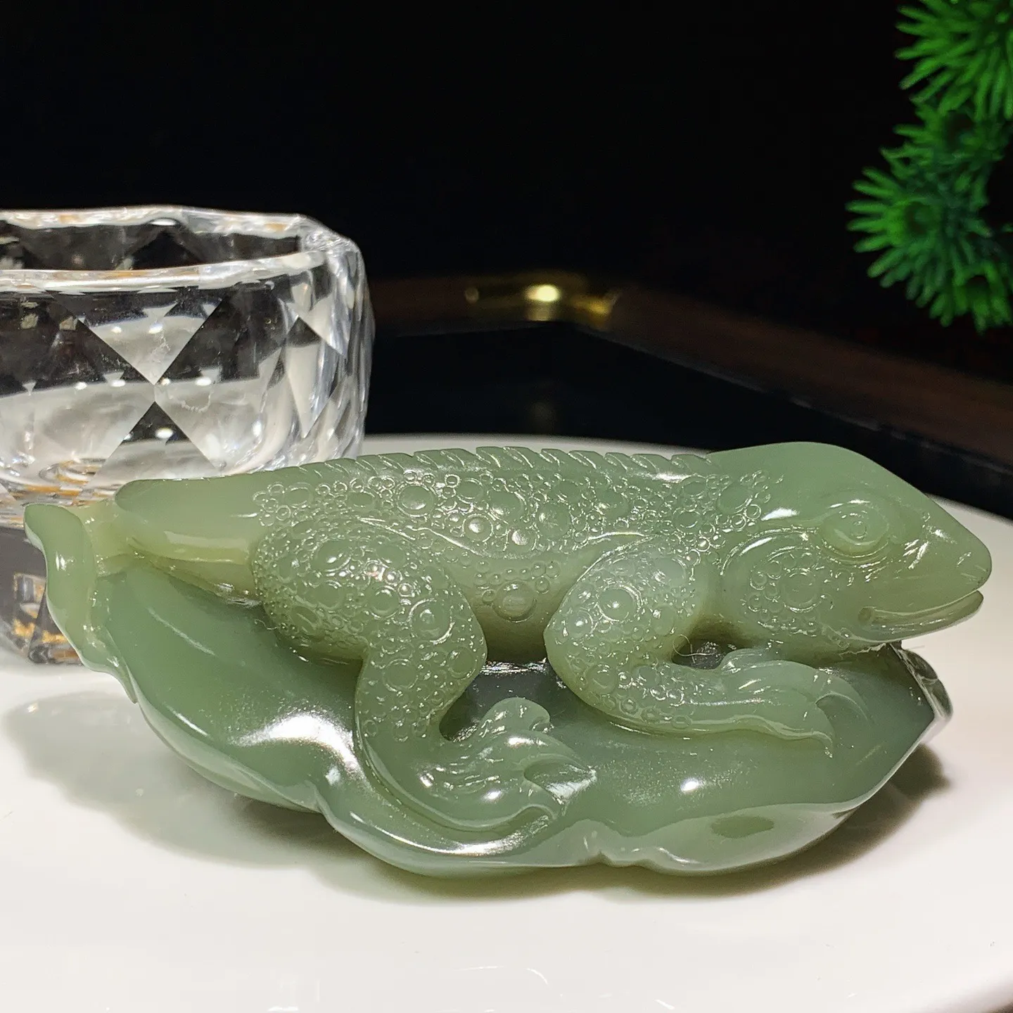 和田玉湖水绿今非昔比蜥蜴把件。尺寸93.6/41/35重176克 玉质细腻油润 底色纯净 脂粉好，品