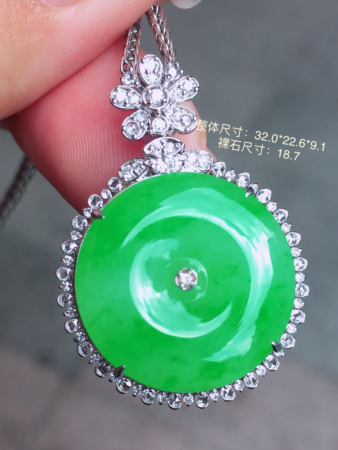 阳绿平安扣吊坠，色泽均匀艳丽，玉质细腻，荧光感超
强，饱满圆润，尽显优雅气质，18k
金豪华镶嵌