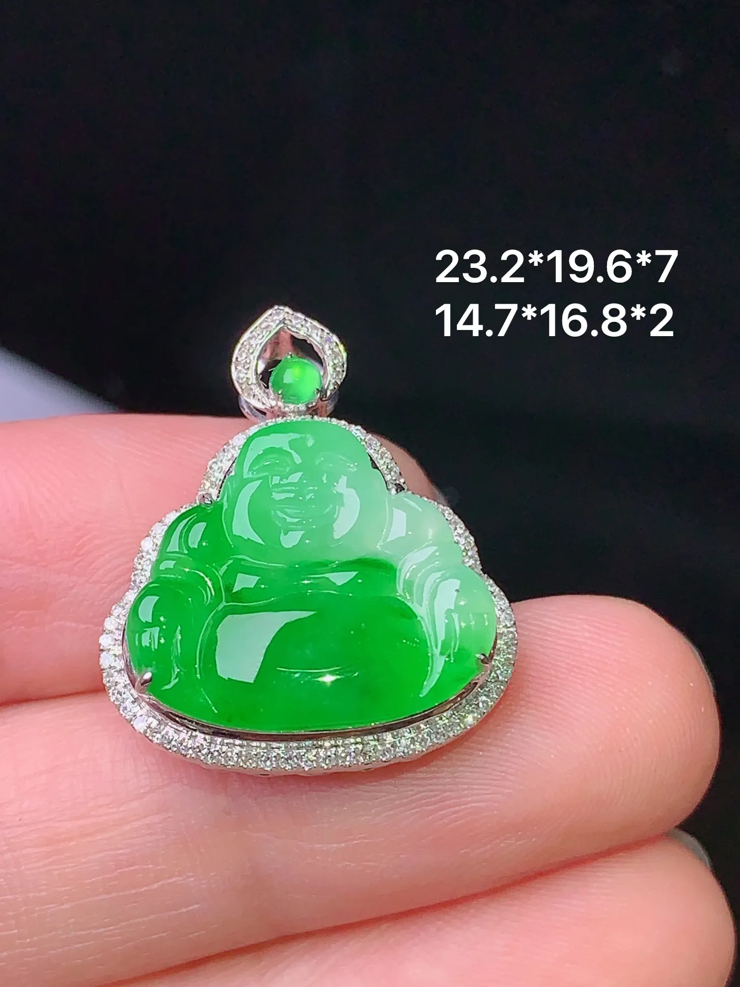 18k金钻镶嵌翠绿佛公吊坠 玉质细腻 色泽清新艳丽 整体尺寸23.2*19.6*7