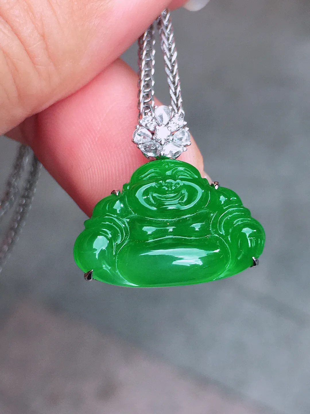 阳绿佛公吊坠，色泽均匀艳丽，玉质细腻，荧光感超
强，饱满圆润，尽显优雅气质，18k
金豪华镶嵌