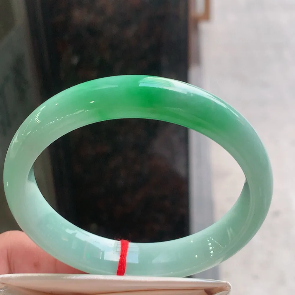 正圈冰糯阳绿 无瑕 尺寸:62.5/13.2/7.6 色好 大圈口🥰🥰