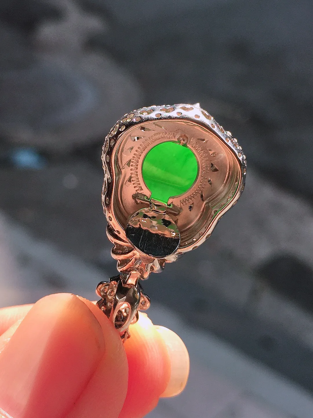 阳绿葫芦吊坠，色泽均匀艳丽，玉质细腻，荧光感超
强，饱满圆润，尽显优雅气质，18k
金豪华镶嵌