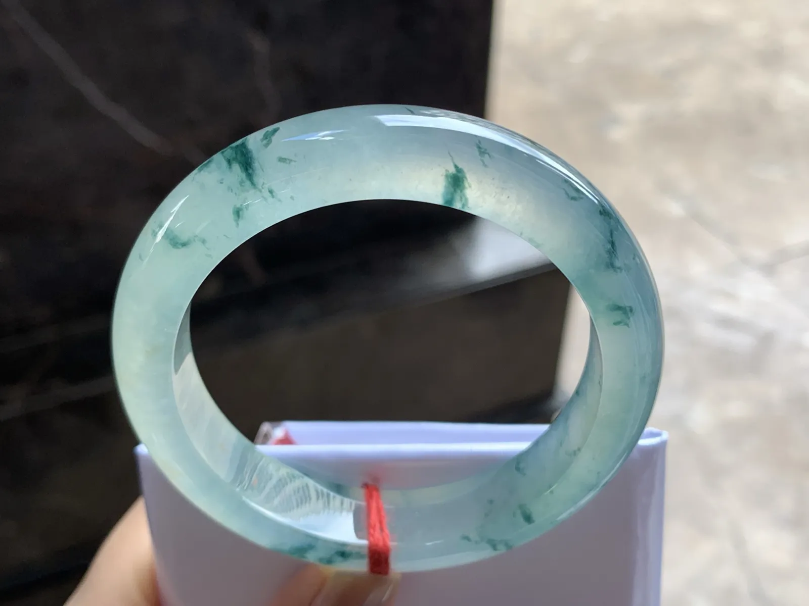 55.5-12.6-8.6

冰蓝花手镯^_^荧光十足 透亮