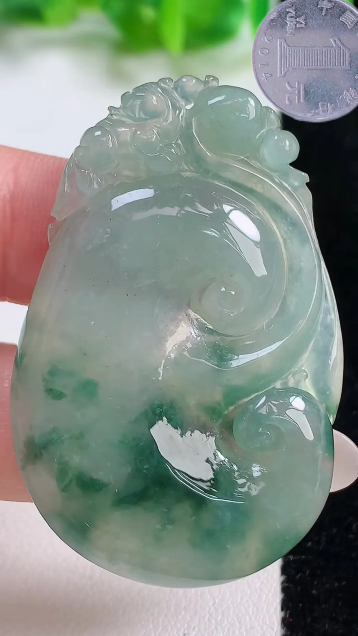 缅甸天然翡翠a货 老坑料起胶冰种 飘花如意吊坠，尺寸49.2-31.6-5.2mm  y  15.84