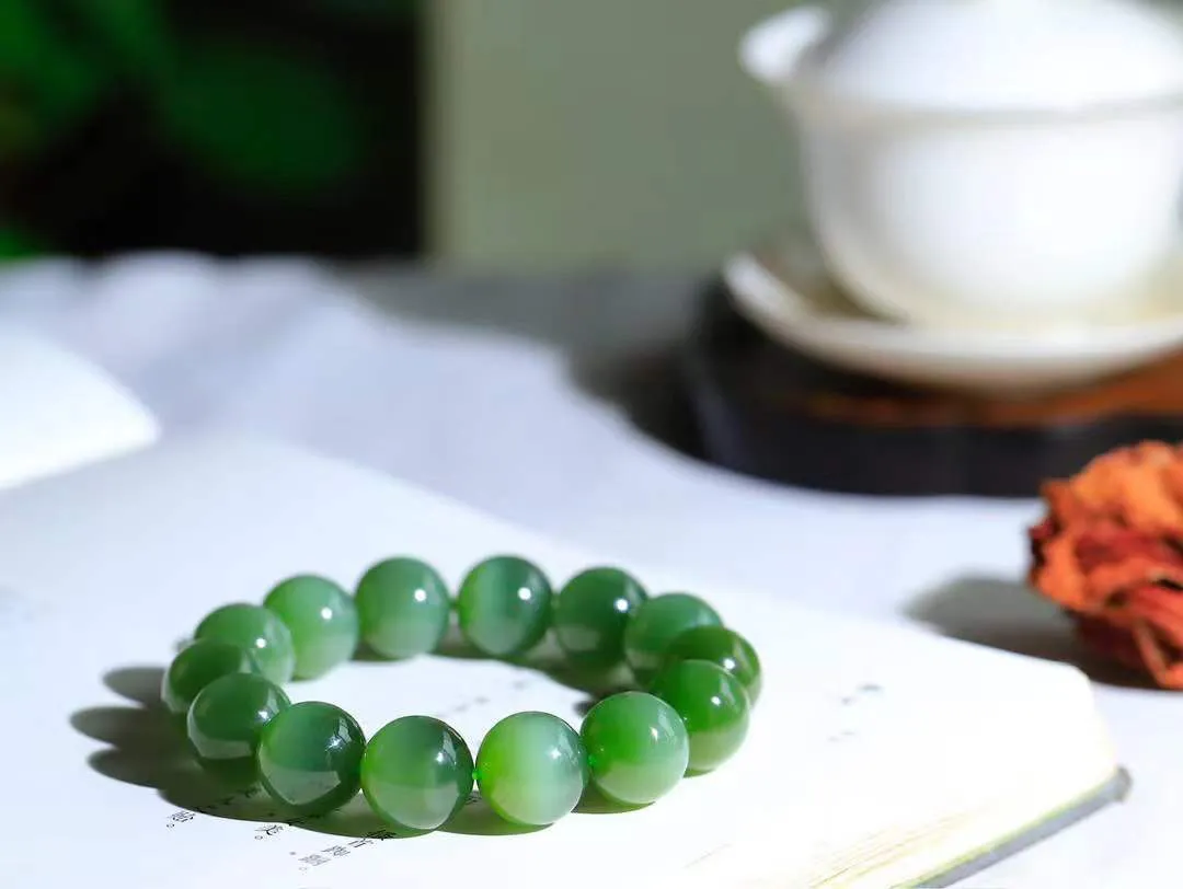 【珠圆玉润.手串】

收藏级臻品️和田玉碧玉猫眼珠圆玉润手串 玉质温润细腻  整串打磨圆润，佩戴舒