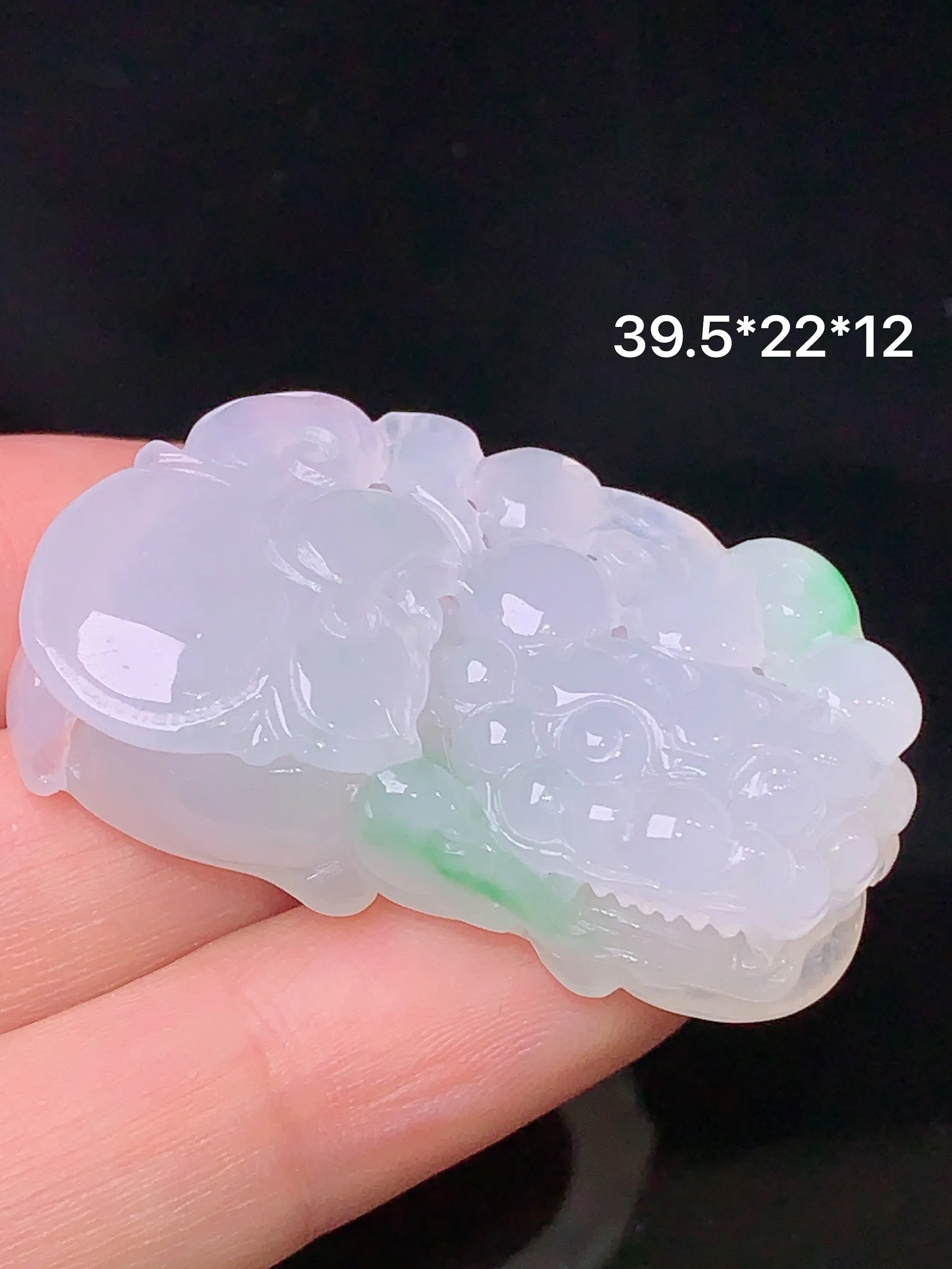 飘绿貔貅吊坠 玉质细腻 色泽清新艳丽 整体尺寸39.5*22*12