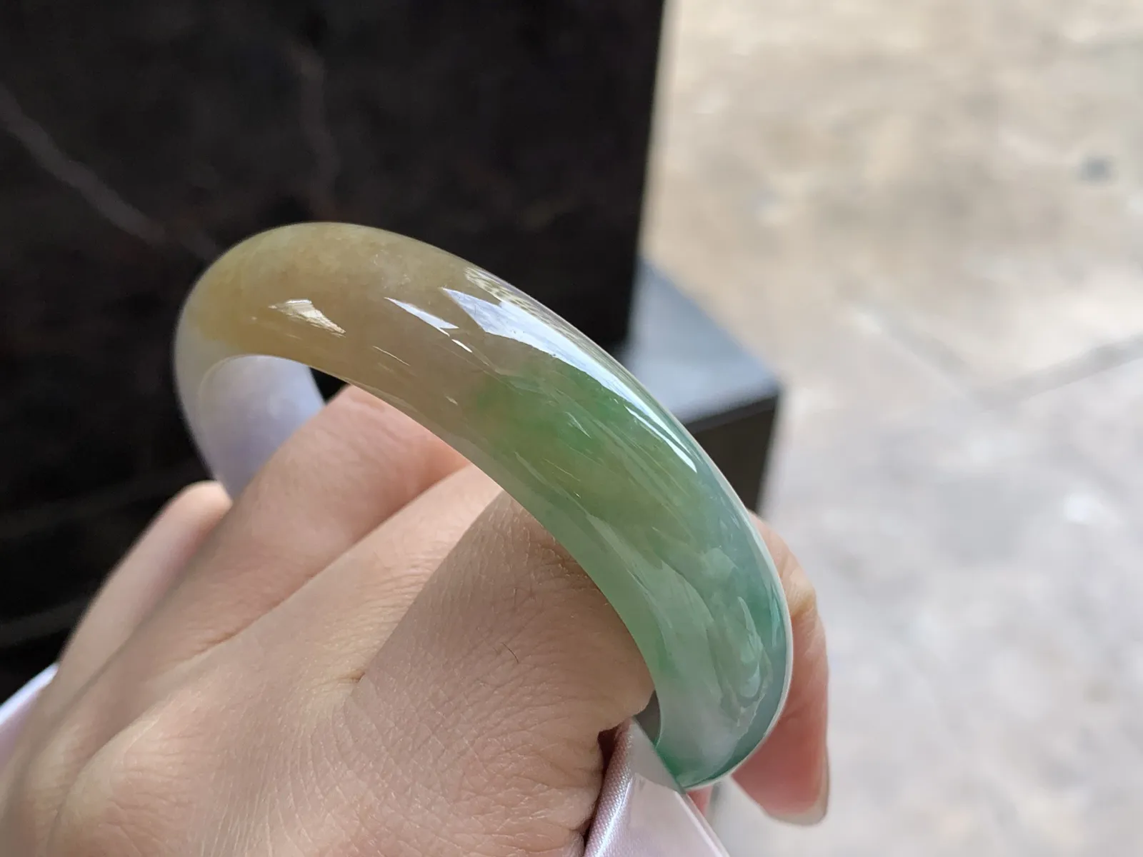 51.5-13.6-7.3

黄加绿三彩贵妃手镯^_^颜色鲜艳 玉质温润 起光 正圈49 50可以带
