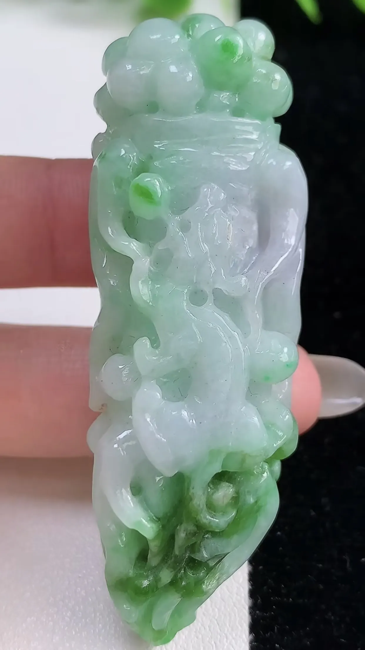缅甸天然翡翠a货 老坑料起胶冰润 飘绿人参如意吊坠，尺寸68-23-14mm  y 41.89