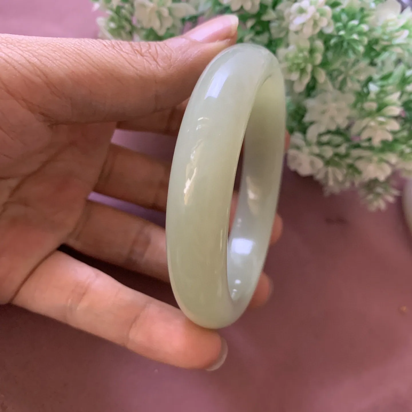 和田玉60.6圈口黄口料手镯，玉质特细腻油润，高脂粉，高品质，萦绕腕间时，古韵不失时尚，素雅不失品味，细腻光滑的触感，使人沉醉，气质高雅。