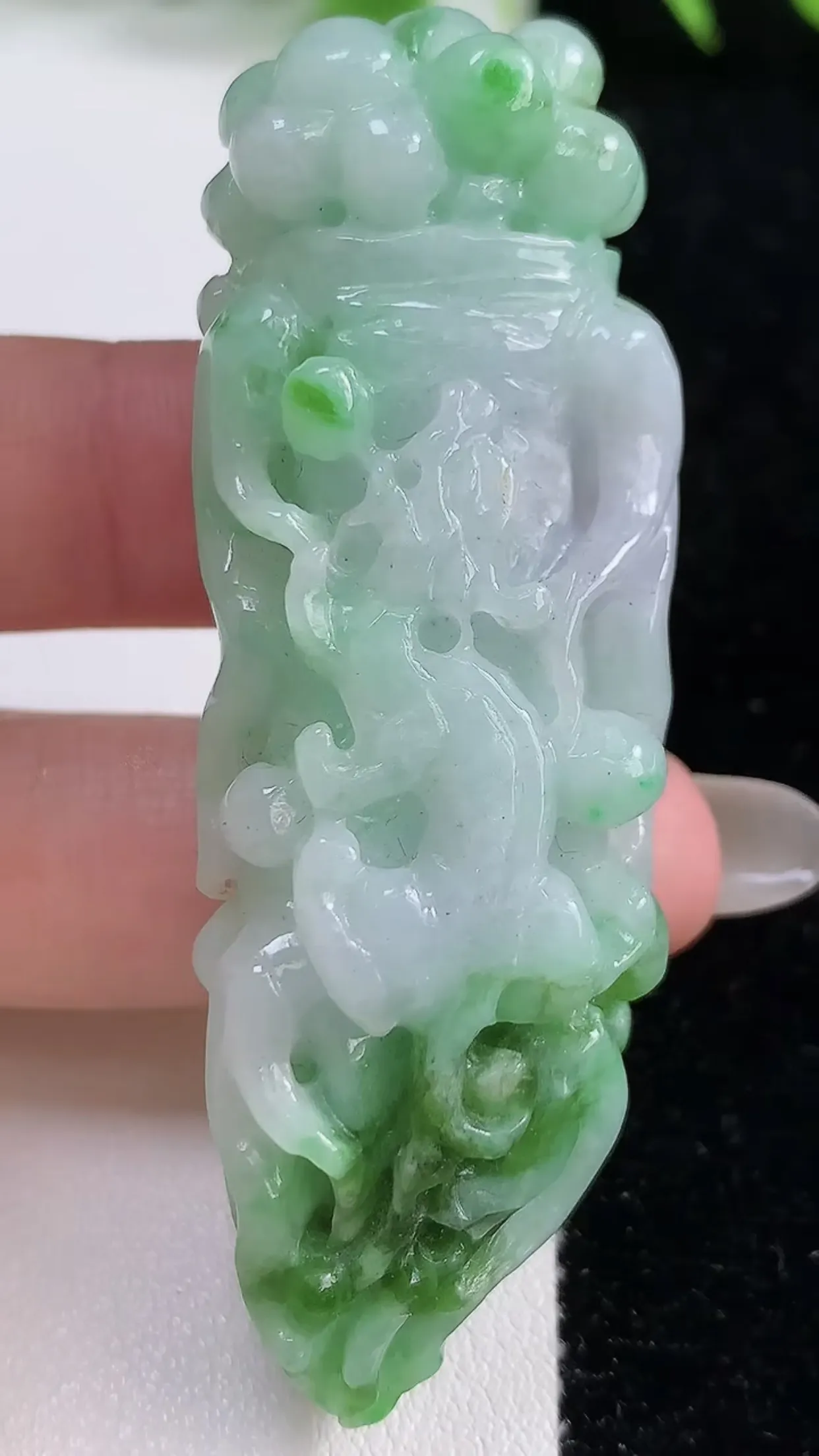 缅甸天然翡翠a货 老坑料起胶冰润 飘绿人参如意吊坠，尺寸68-23-14mm  y 41.89