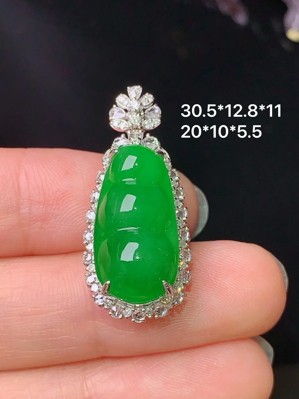 18k金钻镶嵌满绿四季豆吊坠 玉质细腻 色泽艳丽 整体尺寸30.5*12.8*11