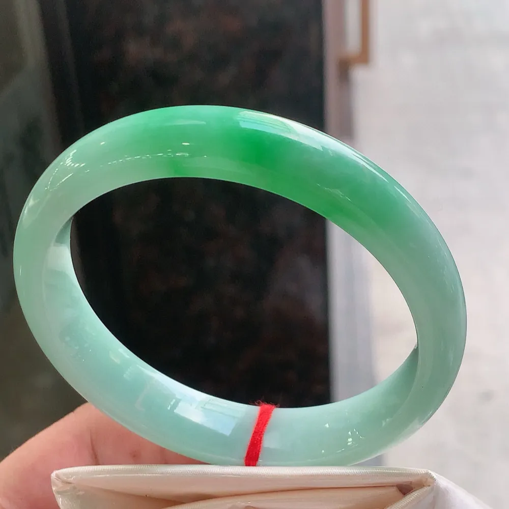正圈冰糯阳绿 无瑕 尺寸:62.5/13.2/7.6 色好 大圈口🥰🥰