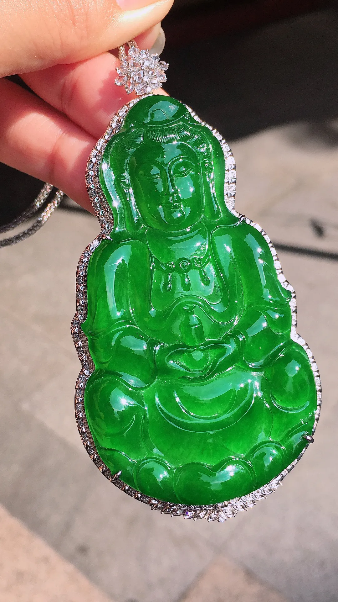满绿大观音吊坠，色泽均匀艳丽，玉质细腻，荧光感超
强，饱满圆润，尽显优雅气质，18k
金豪华镶嵌
