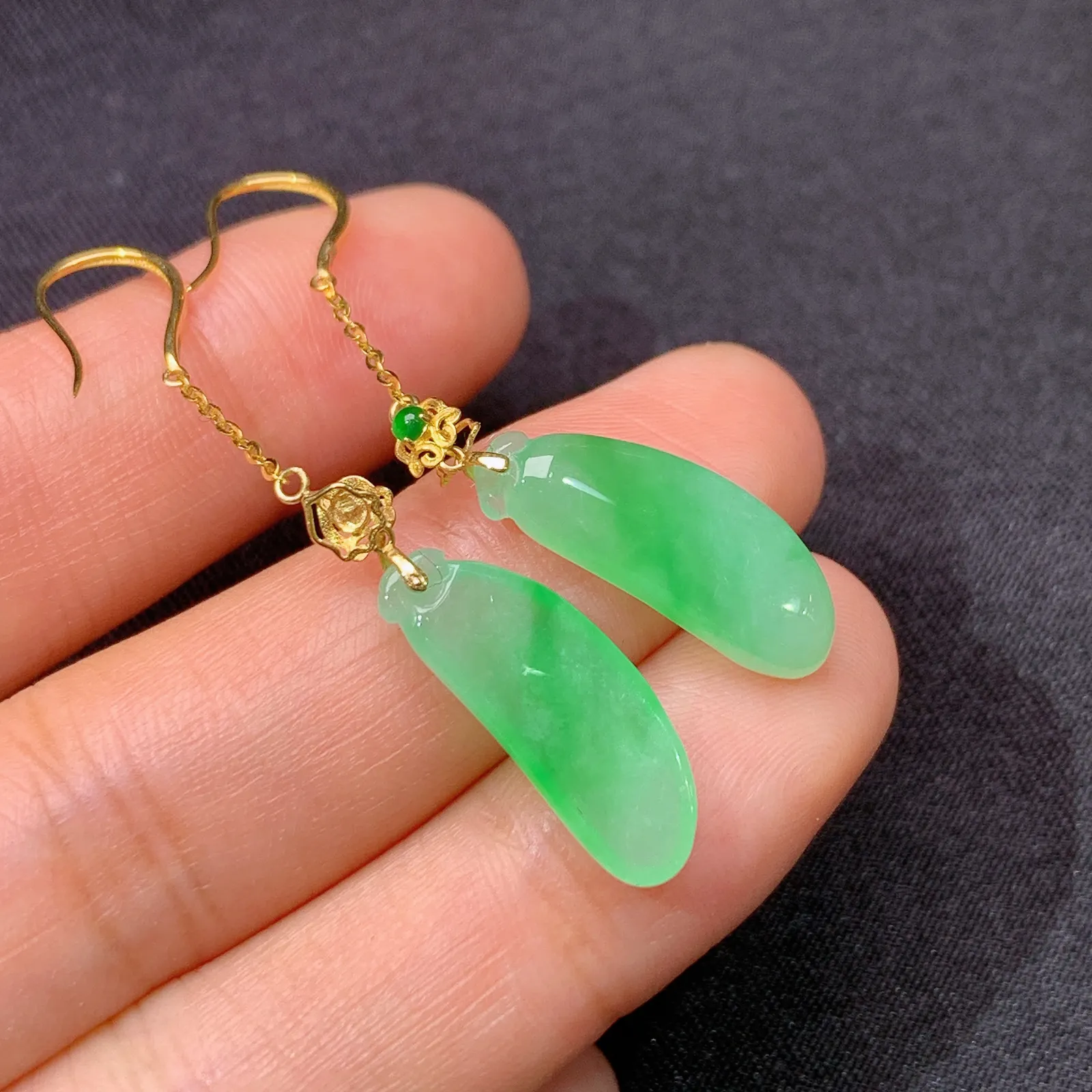 冰飘绿福瓜耳坠，18k金镶嵌，简约时尚，冰润色阳，种水足，zha 裸石18.7*7.1*3.6