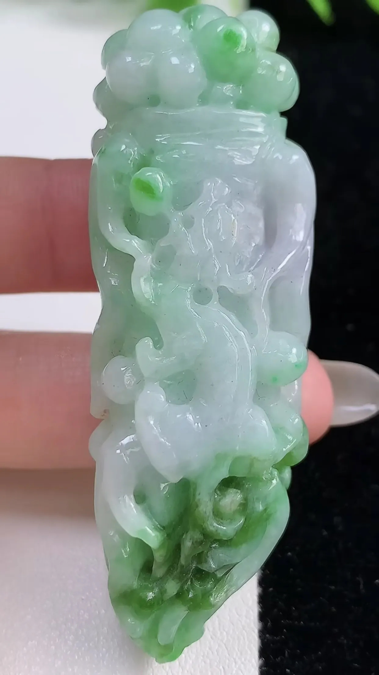 缅甸天然翡翠a货 老坑料起胶冰润 飘绿人参如意吊坠，尺寸68-23-14mm  y 41.89