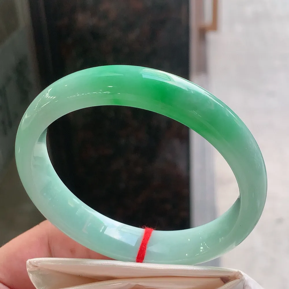 正圈冰糯阳绿 无瑕 尺寸:62.5/13.2/7.6 色好 大圈口🥰🥰