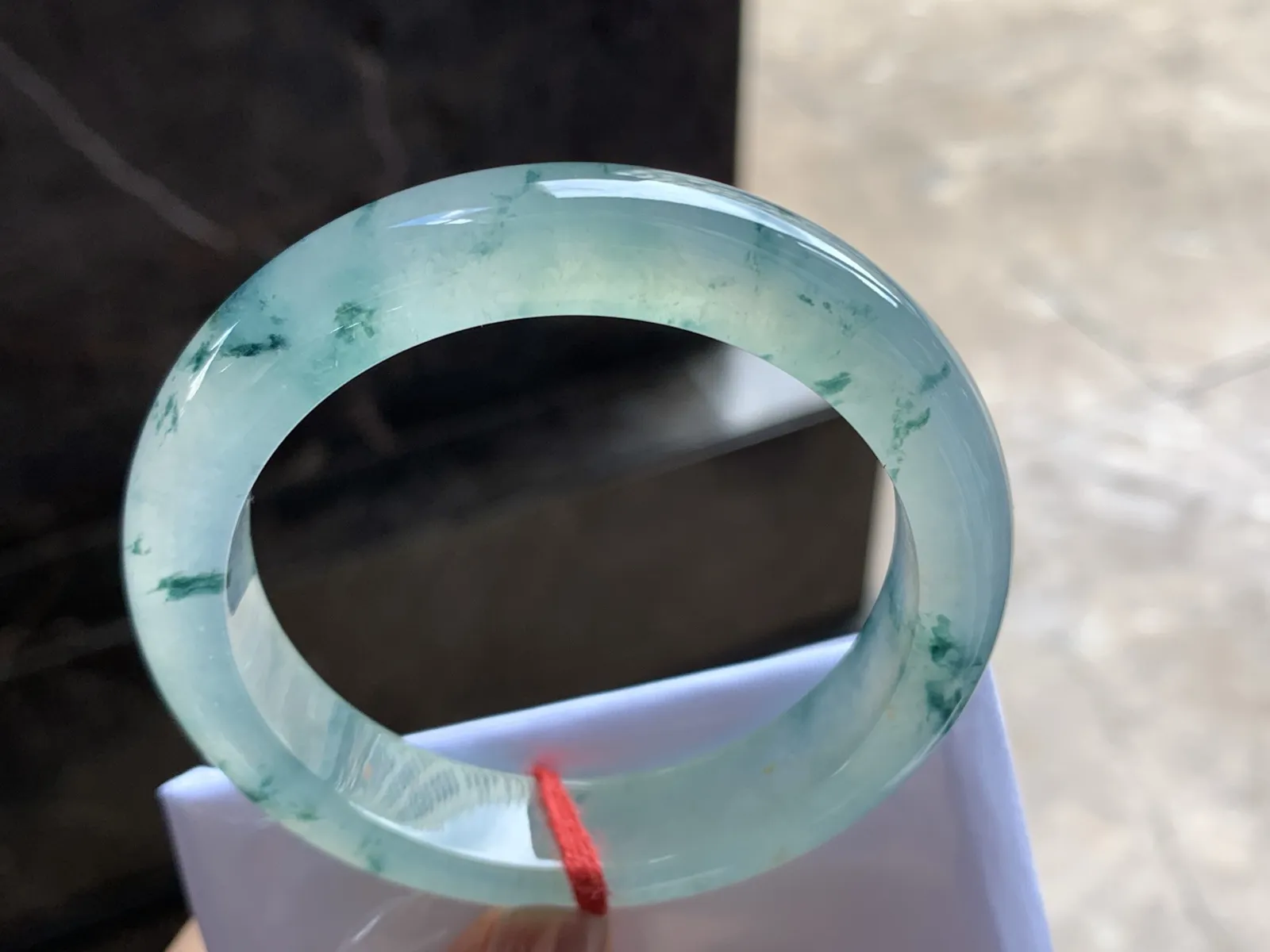55.5-12.6-8.6

冰蓝花手镯^_^荧光十足 透亮