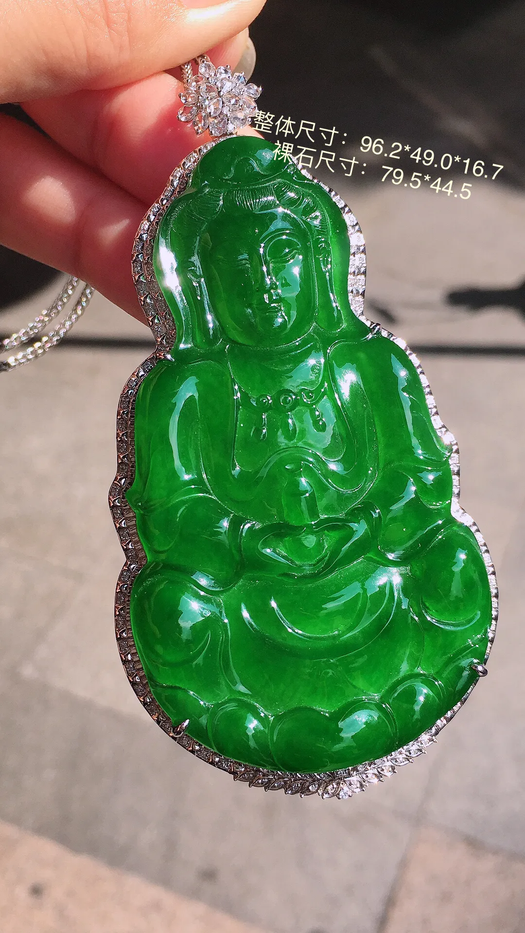 满绿大观音吊坠，色泽均匀艳丽，玉质细腻，荧光感超
强，饱满圆润，尽显优雅气质，18k
金豪华镶嵌
