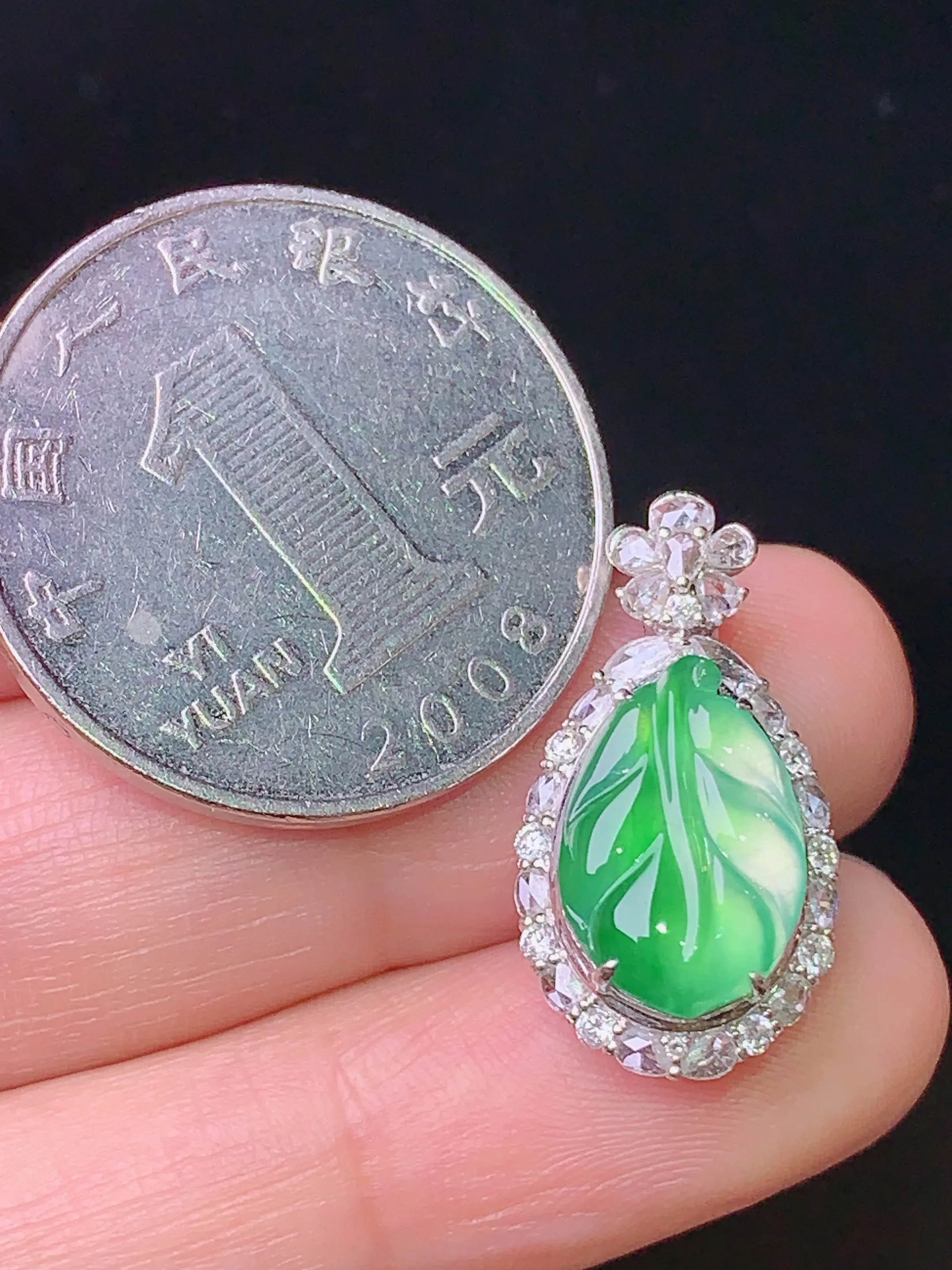 18k金钻镶嵌翠绿树叶吊坠 玉质细腻 色泽清新艳丽 整体尺寸22.2*11.8*8