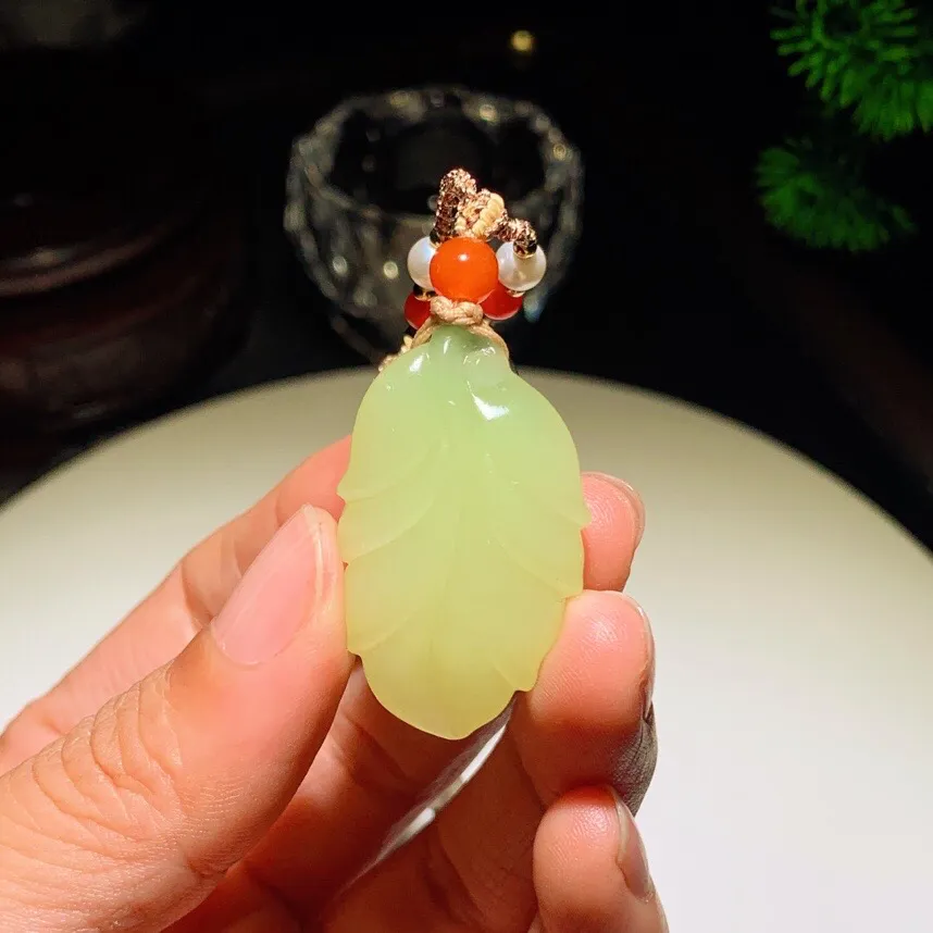 新疆若羌黄口料一夜成名挂件。尺寸38/22/19重15.6克 玉质细腻油润 底色纯净 脂粉好，品质好。lt251010