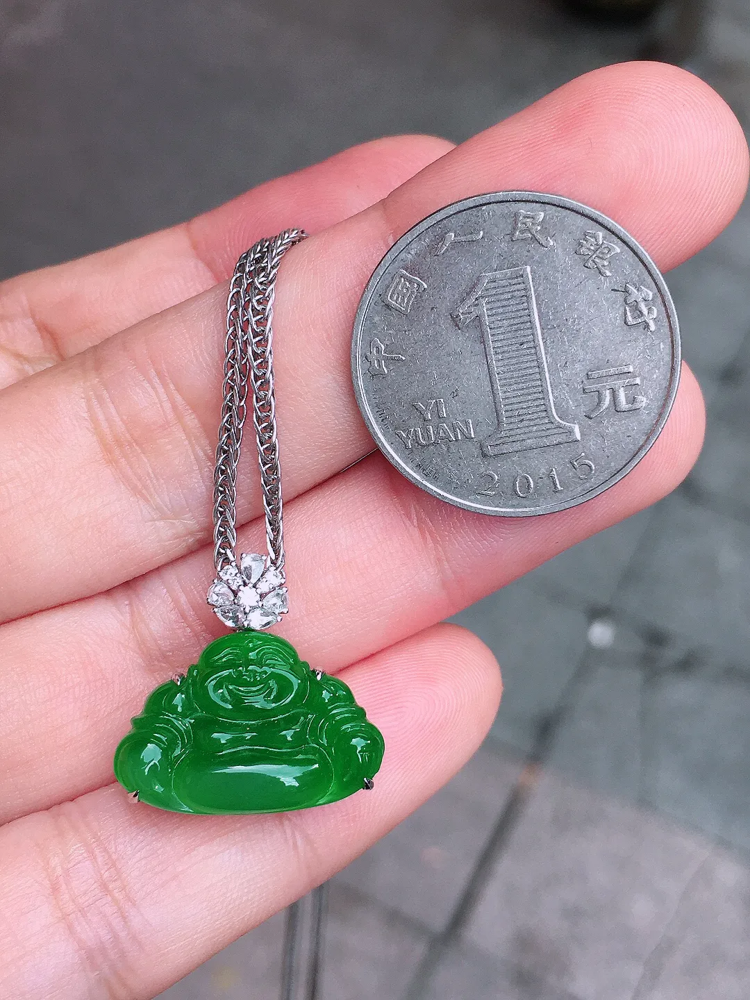 阳绿佛公吊坠，色泽均匀艳丽，玉质细腻，荧光感超
强，饱满圆润，尽显优雅气质，18k
金豪华镶嵌