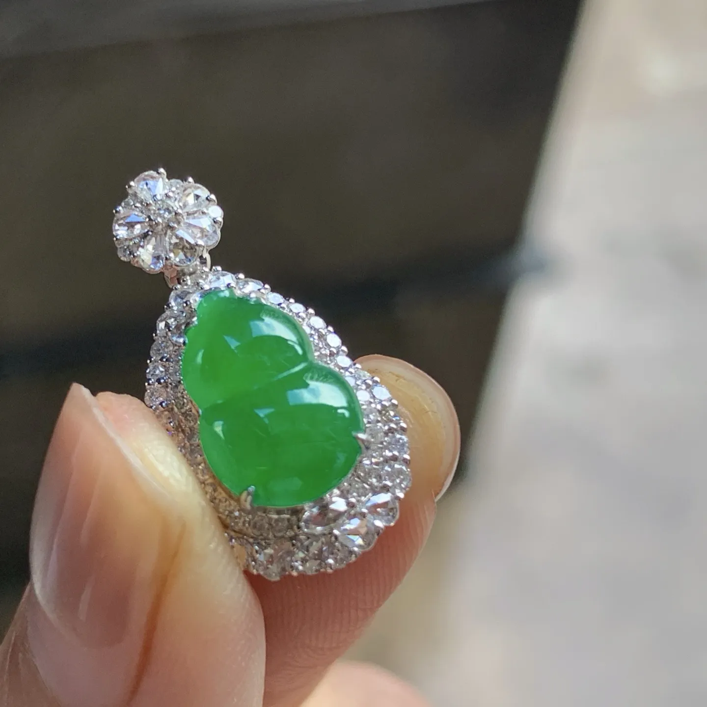 金钻镶嵌辣绿色葫芦吊坠^_^