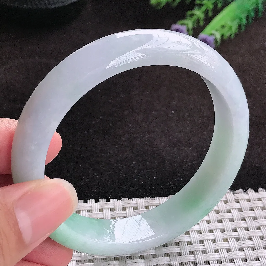 自然光58.5/13.3/8老坑精美温润飘绿手镯玉镯子美人镯手环