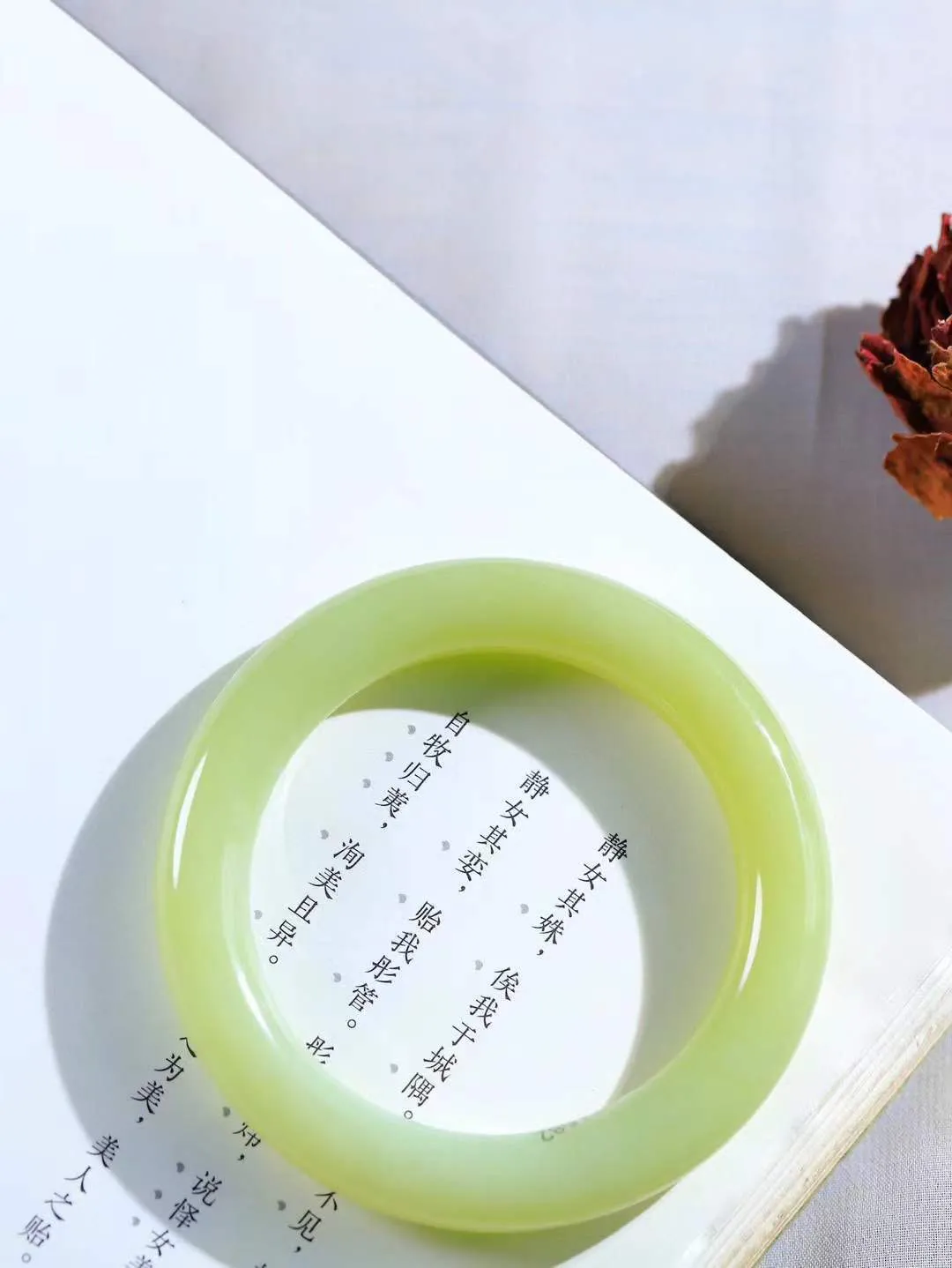 【玉佳人·手镯】

精品️和田玉黄口圆条手镯 ，玉质细腻油润，做工细致精美，端庄素雅，亭亭玉立，芊芊素手。芊芊素手，怎能忘镯？秀美圆条，更显婀娜。内径58.5mm 尺寸11.2-11.6mm重67.4克691041380A