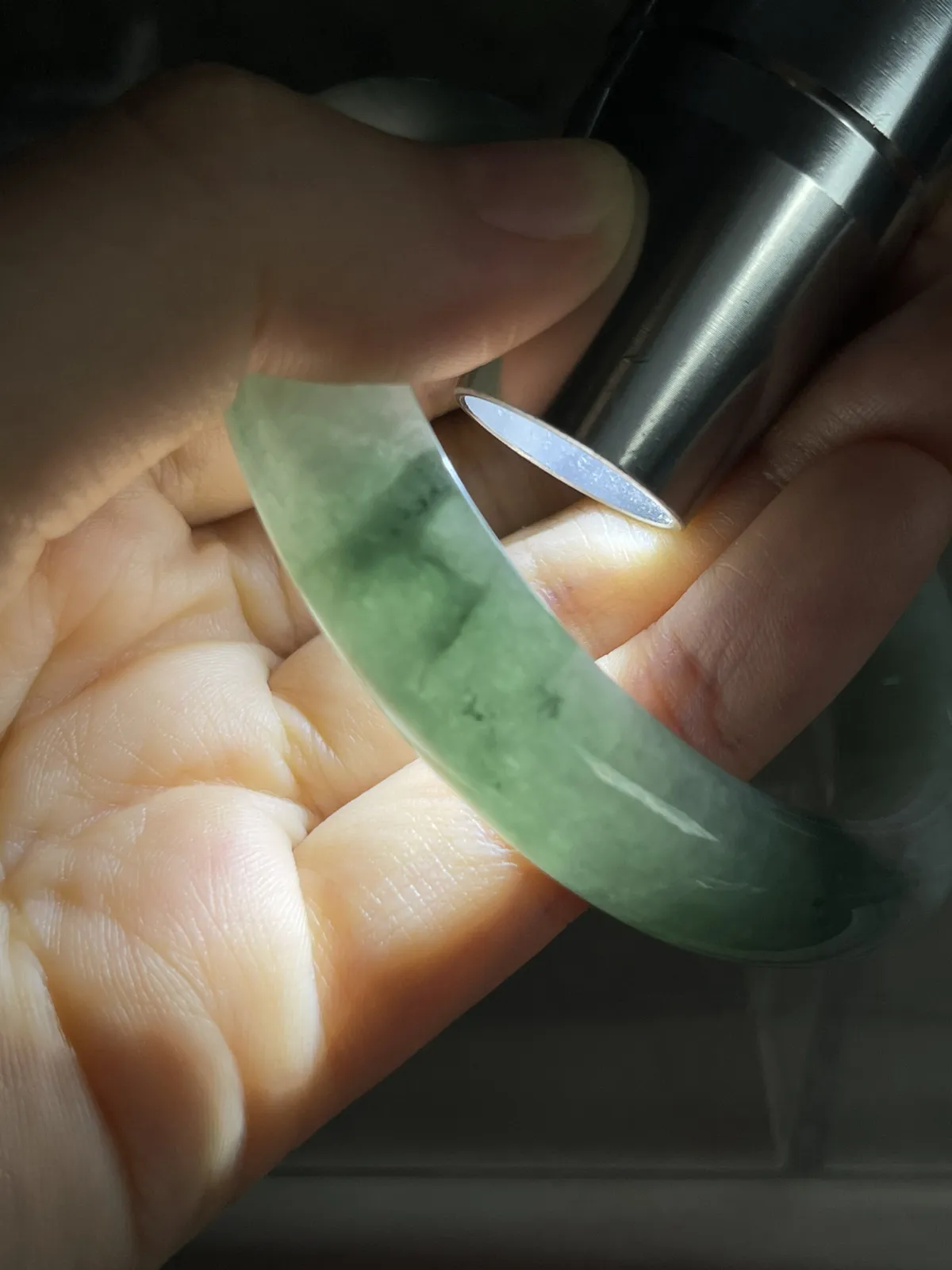 正圈57圈口，翡翠糯化种飘绿手镯