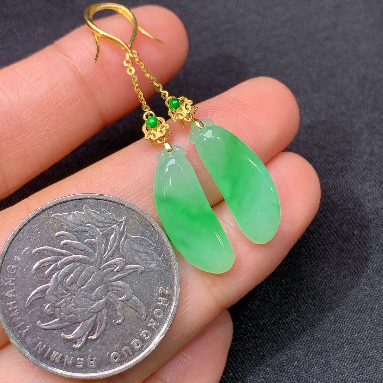 冰飘绿福瓜耳坠，18k金镶嵌，简约时尚，冰润色阳，种水足，zha 裸石18.7*7.1*3.6