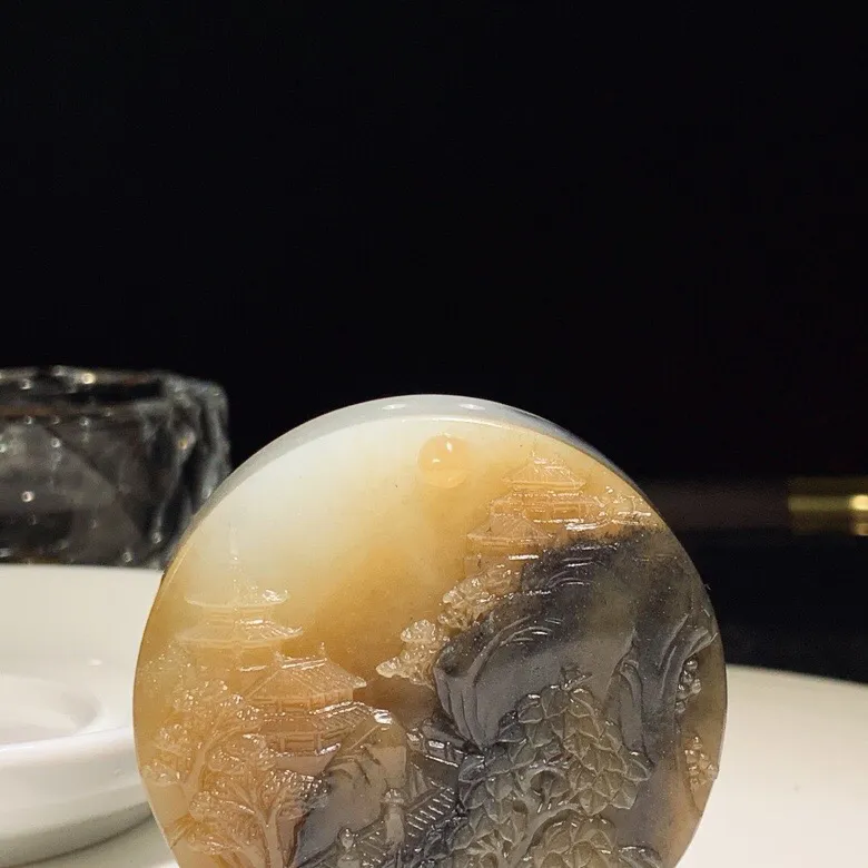 新疆和田玉楼兰三色山水怡情圆牌挂件。尺寸52/15重78.9克 玉质细腻油润 底色纯净 脂粉好，品质好。lt251010