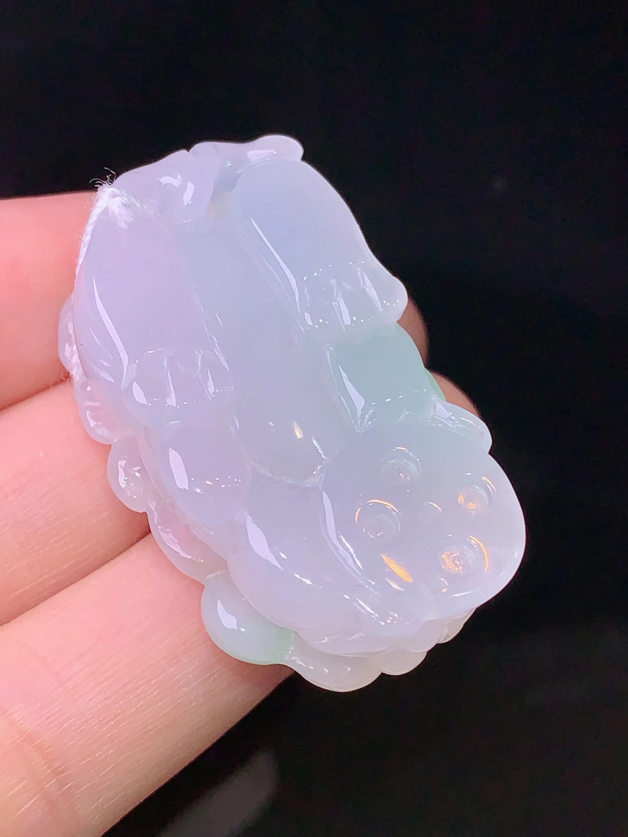 飘绿貔貅吊坠 玉质细腻 色泽清新艳丽 整体尺寸39.5*22*12