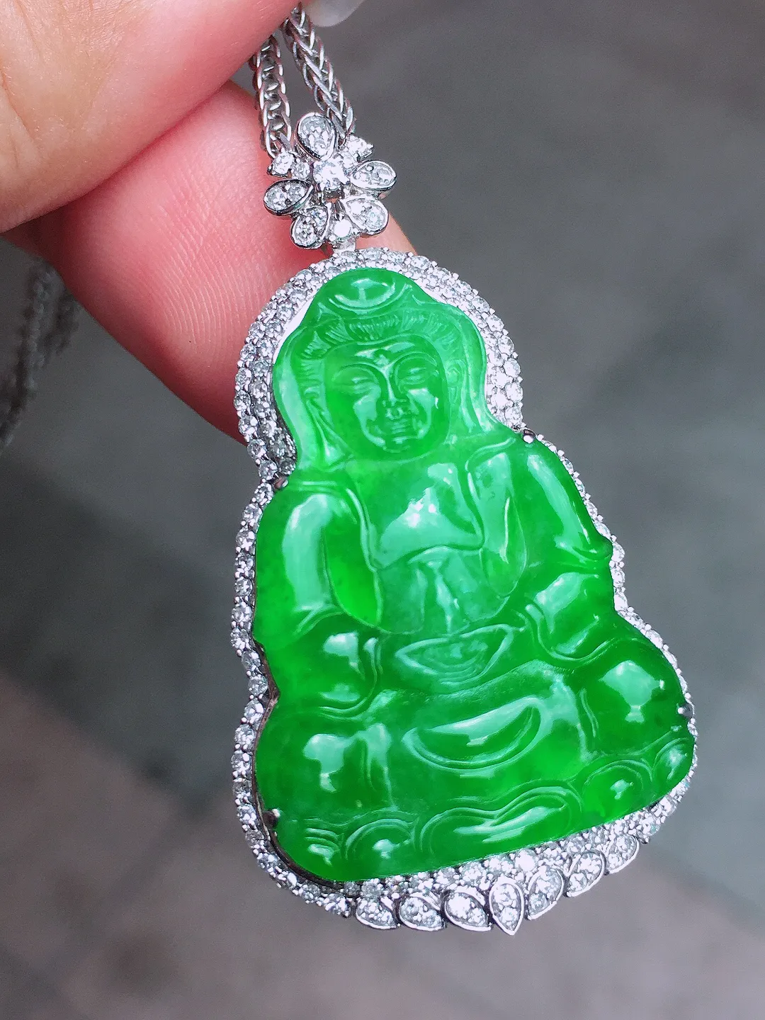 阳绿观音吊坠，色泽均匀艳丽，玉质细腻，荧光感超
强，饱满圆润，尽显优雅气质，18k
金豪华镶嵌