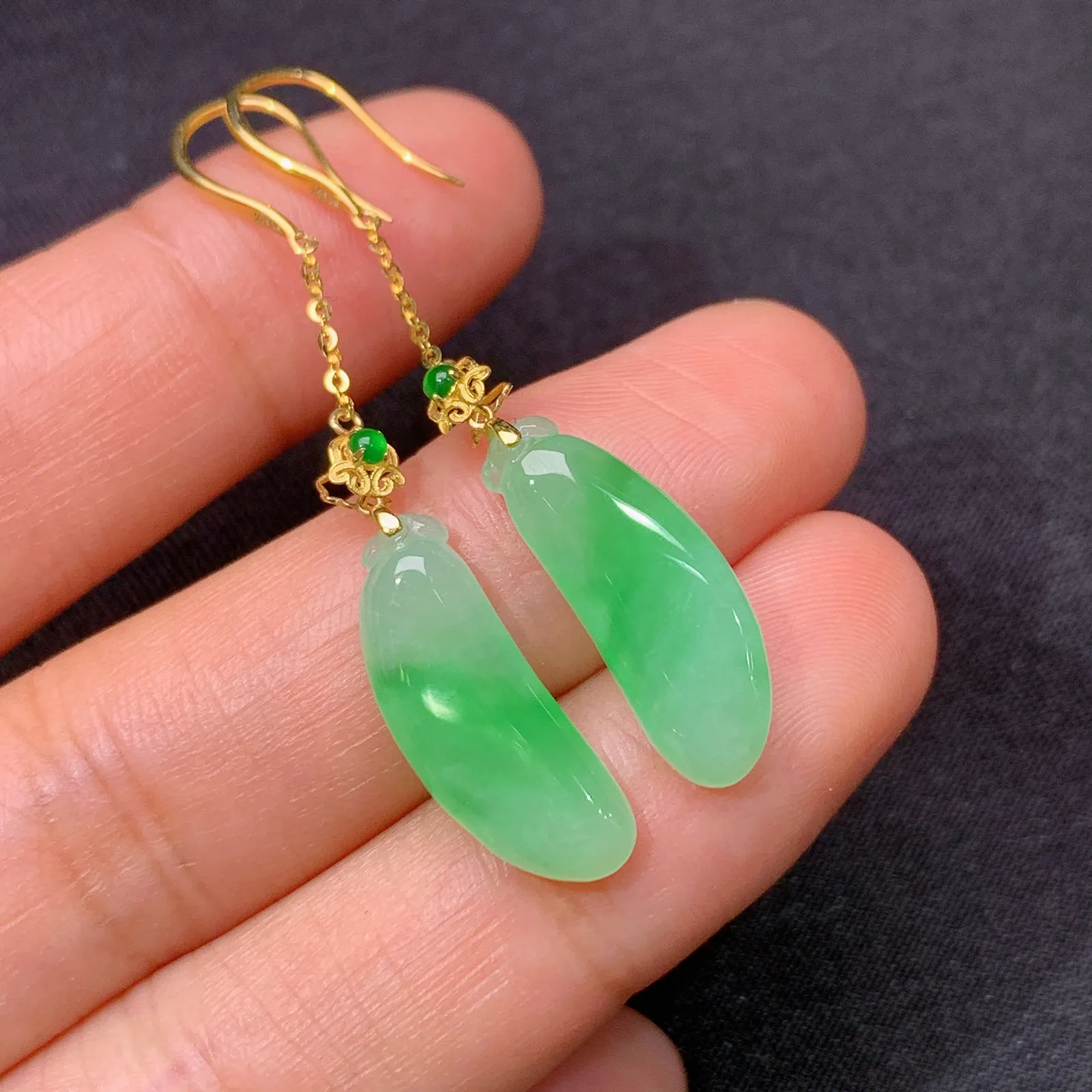 冰飘绿福瓜耳坠，18k金镶嵌，简约时尚，冰润色阳，种水足，zha 裸石18.7*7.1*3.6