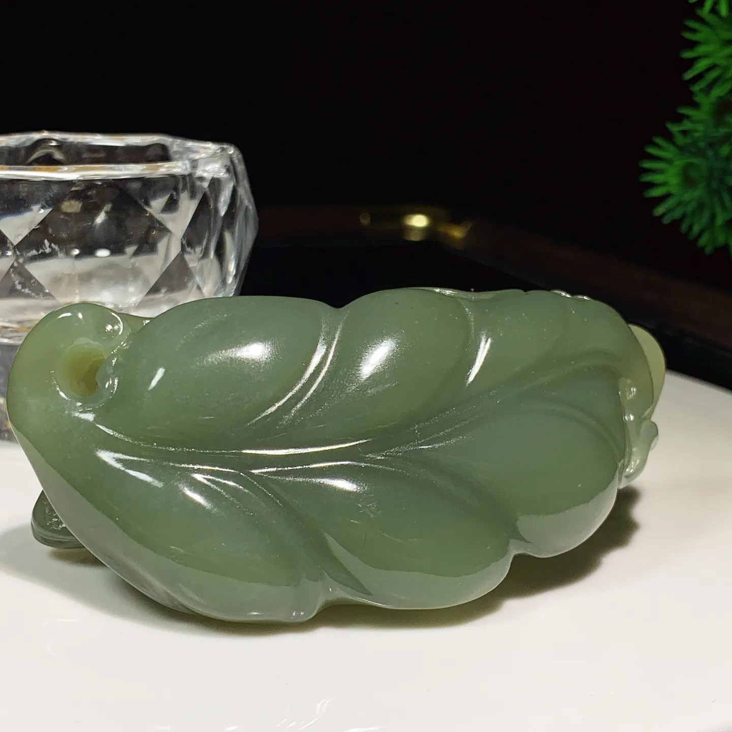 和田玉湖水绿今非昔比蜥蜴把件。尺寸93.6/41/35重176克 玉质细腻油润 底色纯净 脂粉好，品质好。lt251010