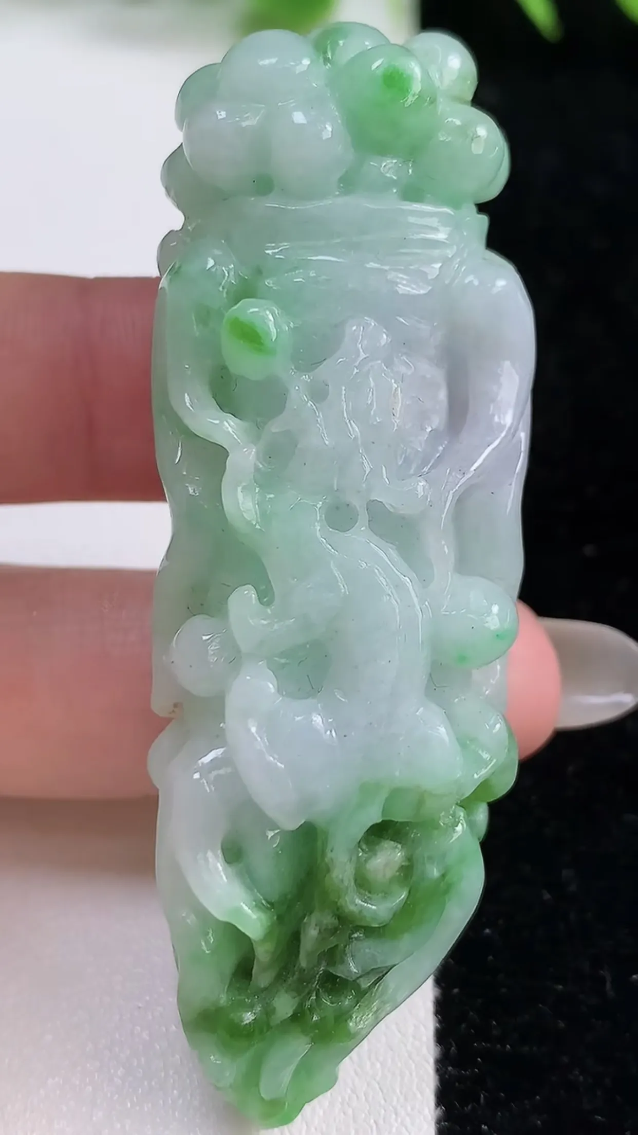 缅甸天然翡翠a货 老坑料起胶冰润 飘绿人参如意吊坠，尺寸68-23-14mm  y 41.89