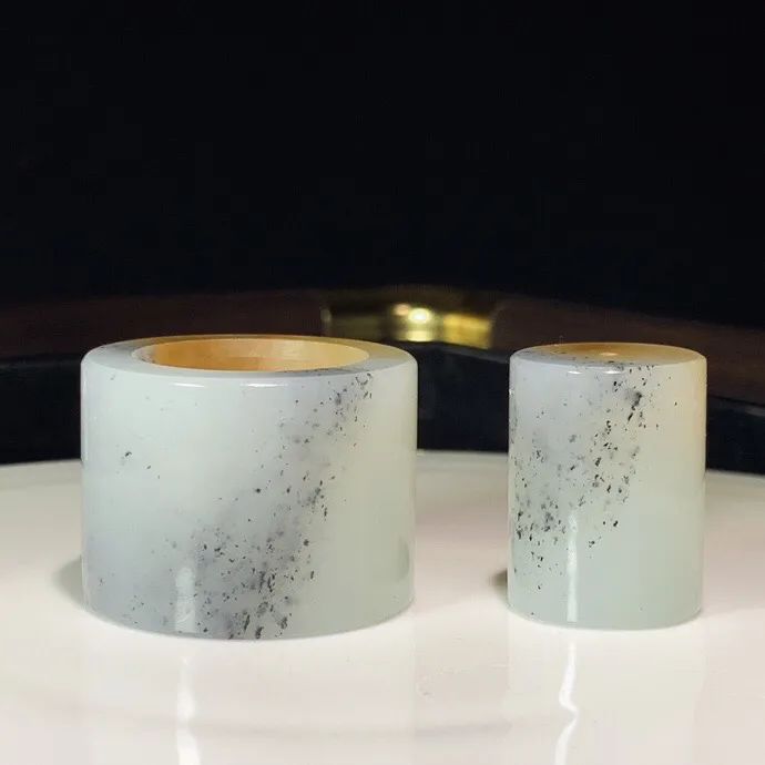新疆和田玉楼兰三色扳指。尺寸34/26尺寸26/20内径23重62.8克 玉质细腻油润 底色纯净 脂粉好，品质好。lt251010