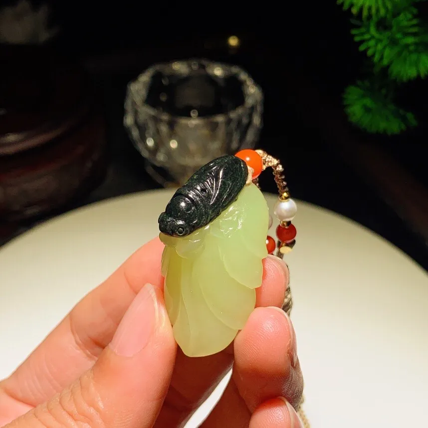 新疆若羌黄口料一夜成名挂件。尺寸38/22/19重15.6克 玉质细腻油润 底色纯净 脂粉好，品质好