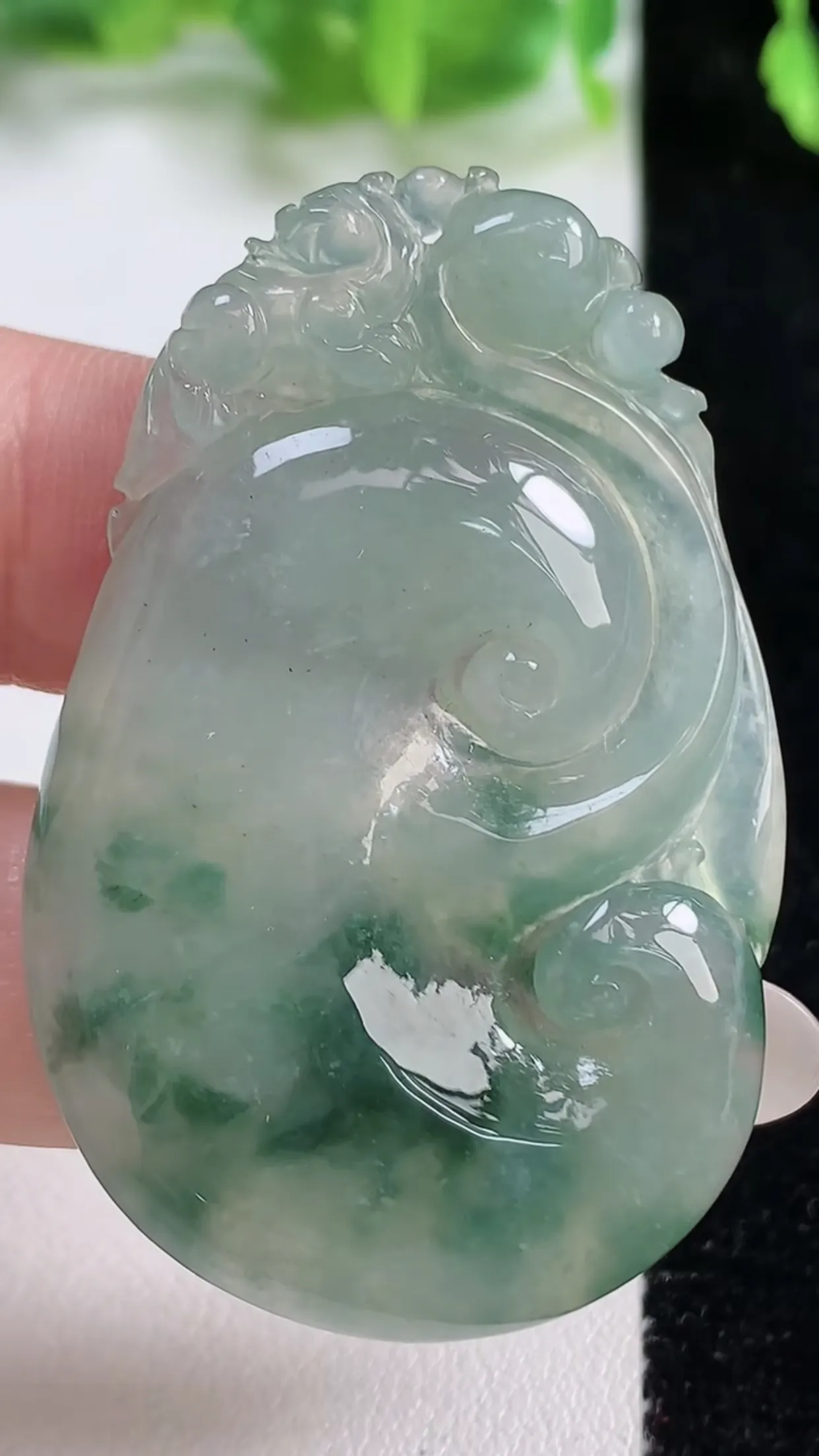 缅甸天然翡翠a货 老坑料起胶冰种 飘花如意吊坠，尺寸49.2-31.6-5.2mm  y  15.8