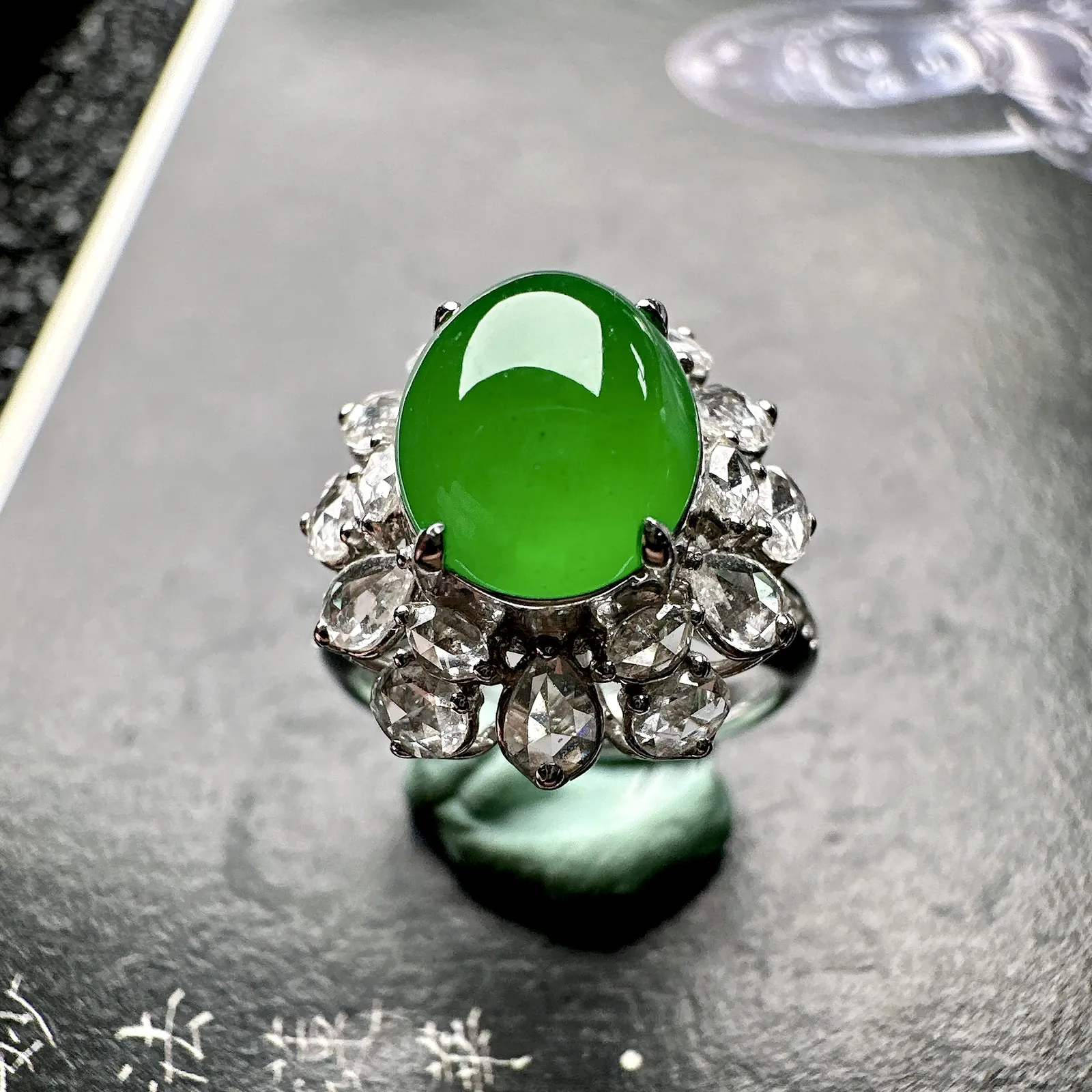 【冰种绿蛋面戒指】质地细腻，冰润起光，胶感强烈，冰感明显。18K金钻镶嵌，裸石尺寸10.2*8.8*6毫米