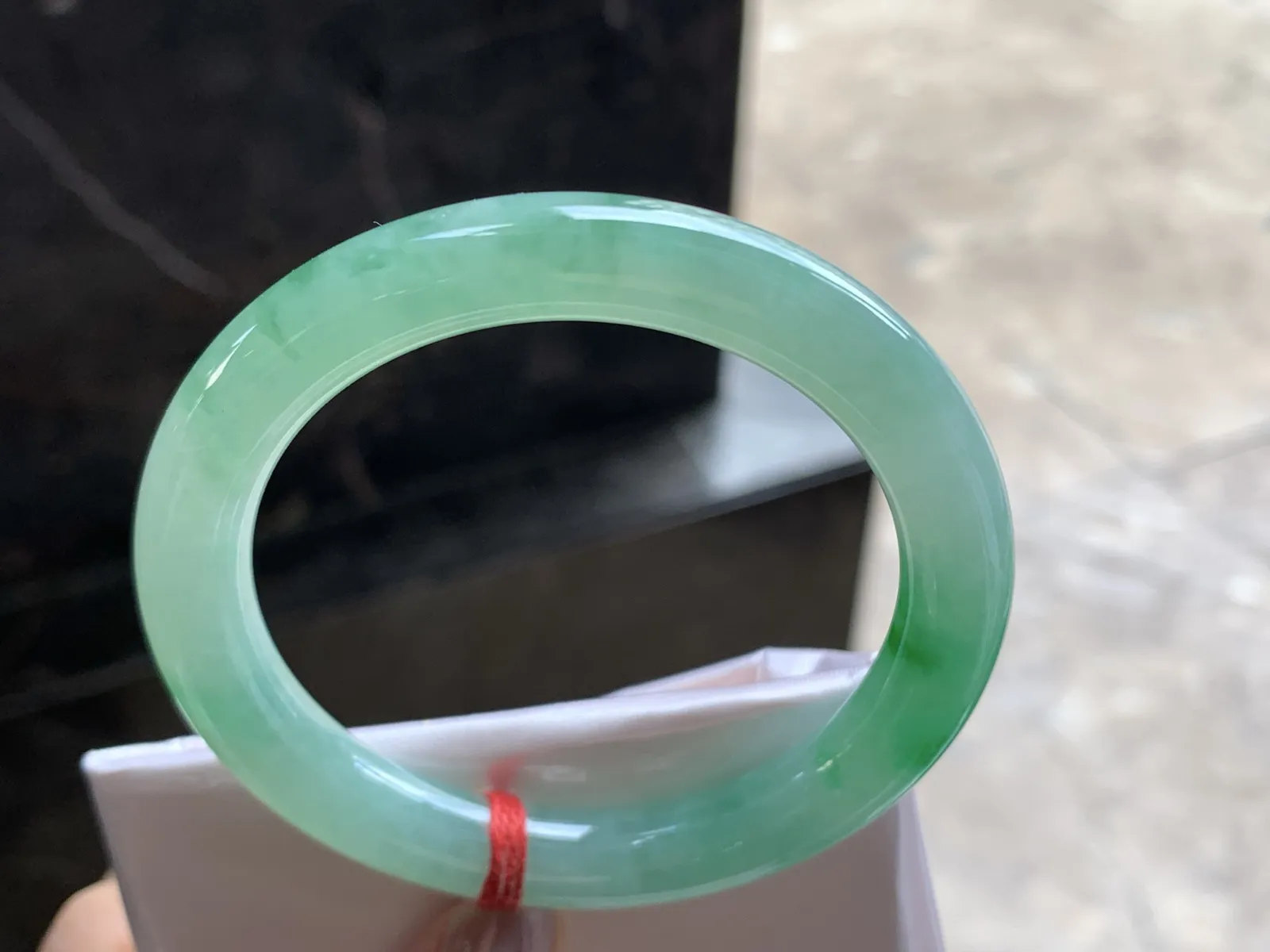 54-8.8

阳绿色圆条手镯^_^色阳 玉质温润