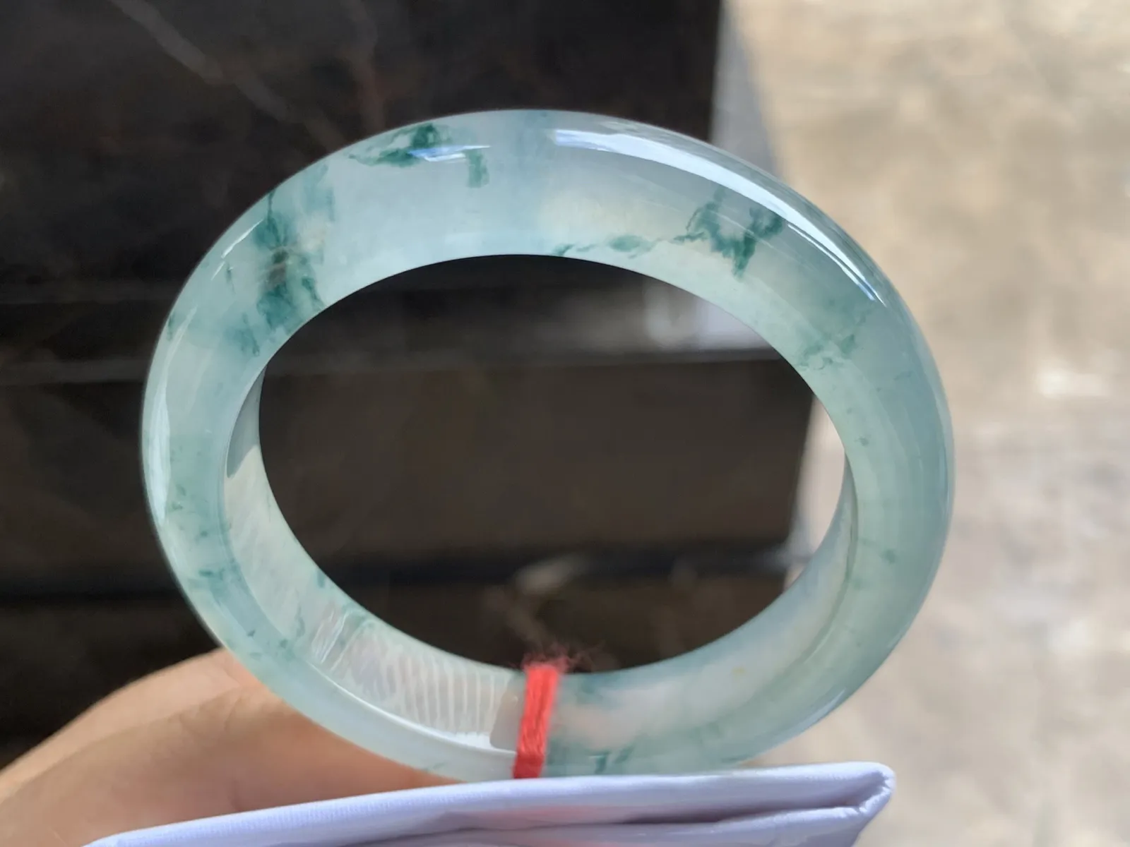 55.5-2.6-8.6mm
冰种飘花手镯 冰透起光 花色灵动