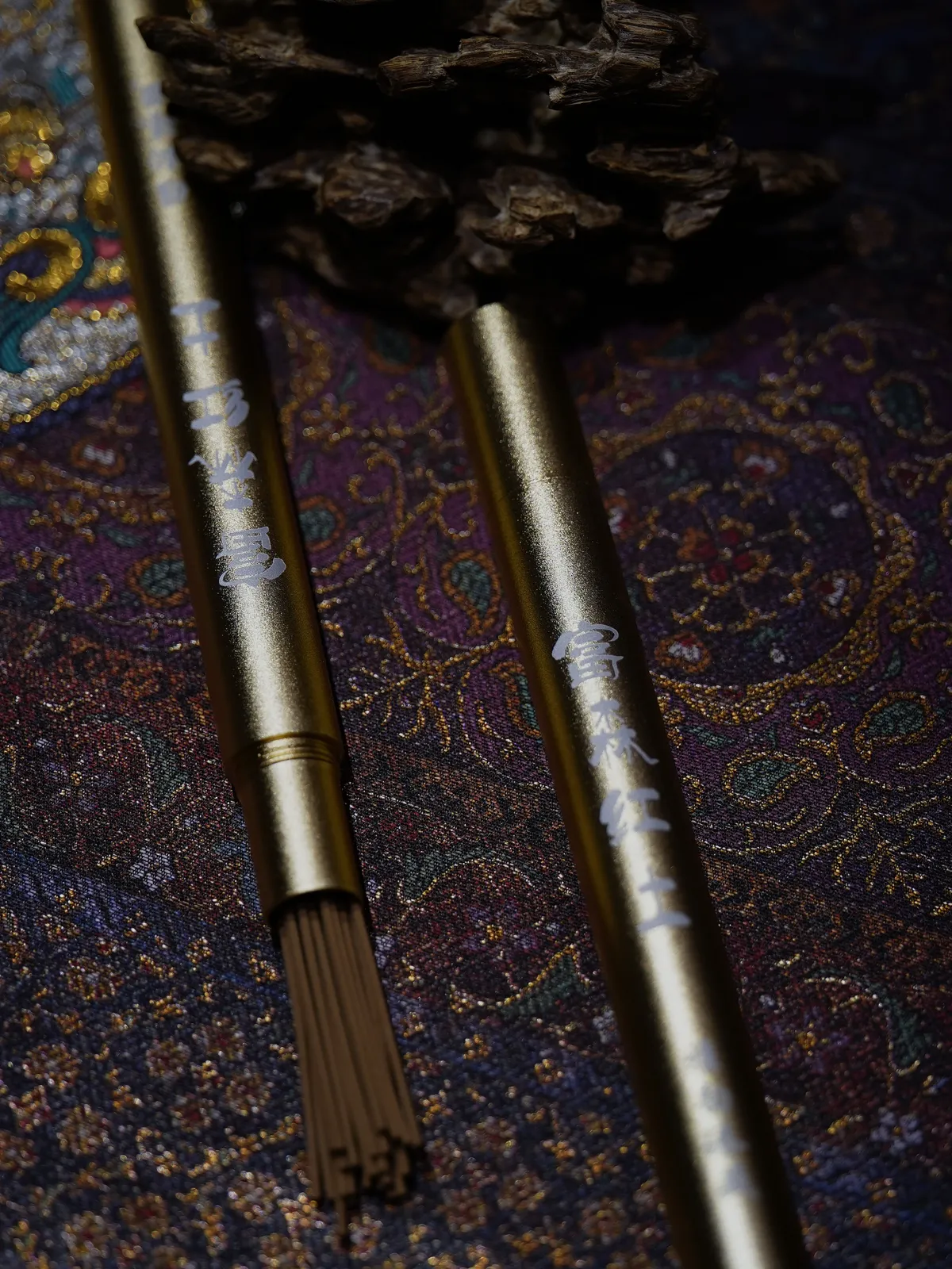 窖藏·富森红土沉香线香   10g
前韵甘醇凉甜，浓郁悠扬，
中间有持久独特的西瓜凉意，
蕴藏着花果