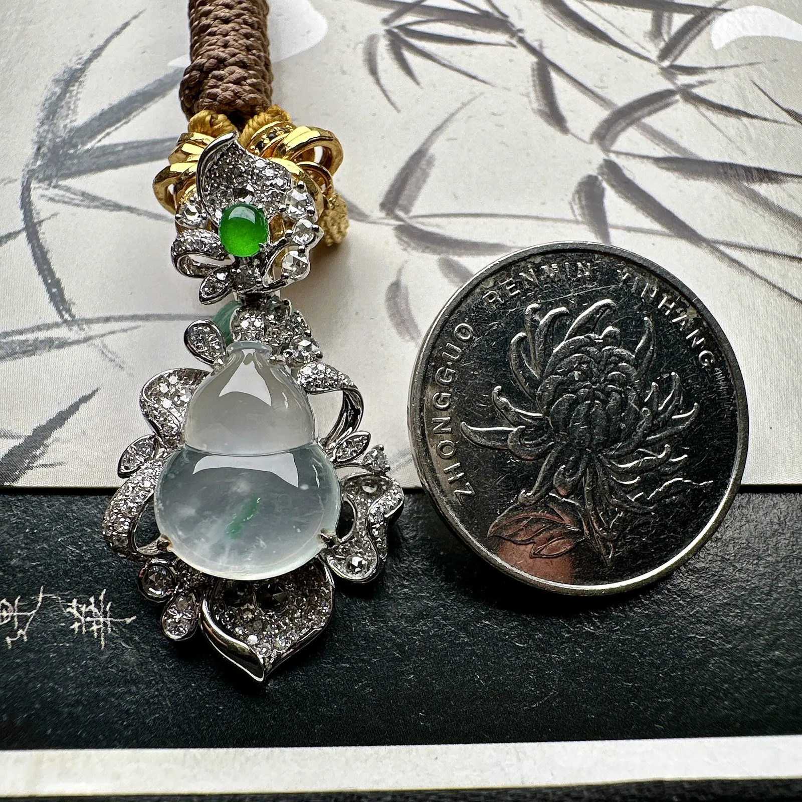 【冰种葫芦吊坠】质地细腻清爽，荧光感强烈，18K金钻镶嵌，裸石尺寸15.1*11.8*4.3毫米，盘缠足金镶嵌