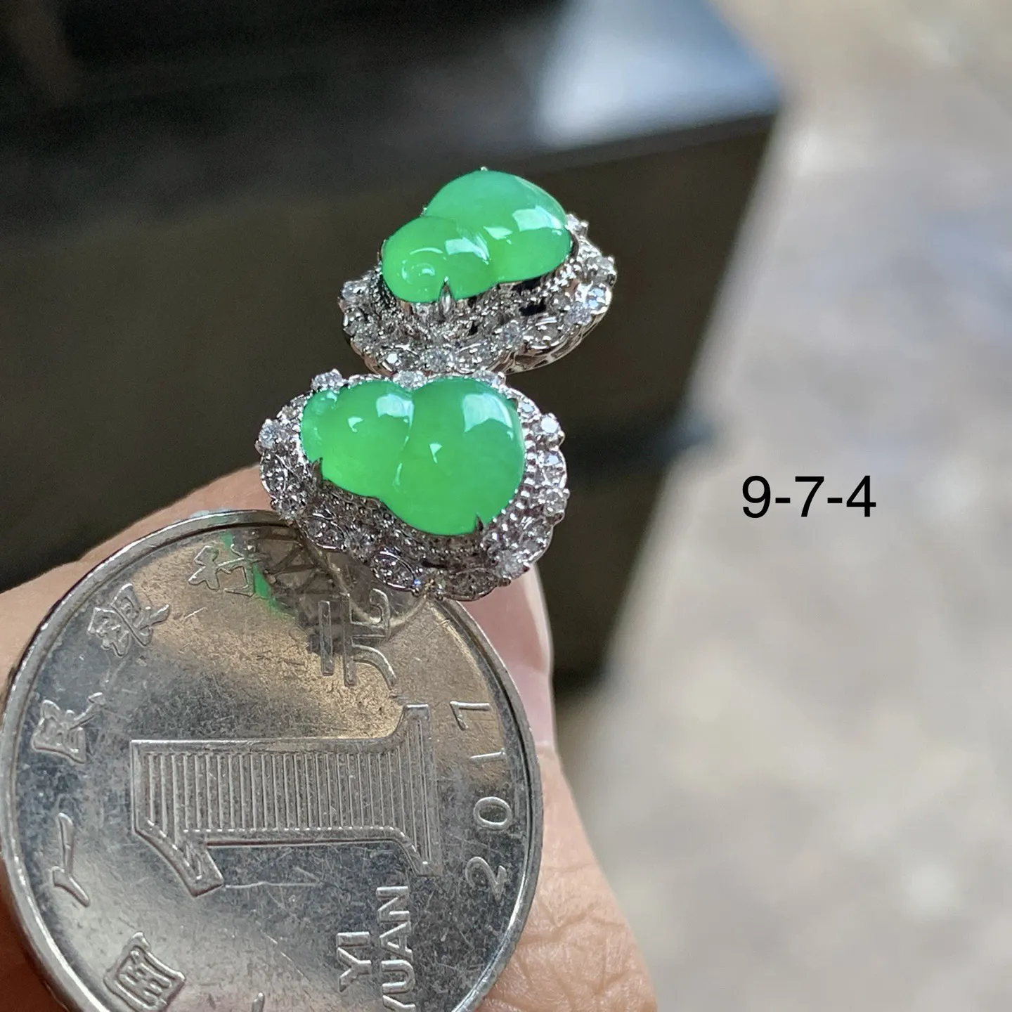 金钻镶嵌冰绿葫芦耳钉^_^色阳 冰透