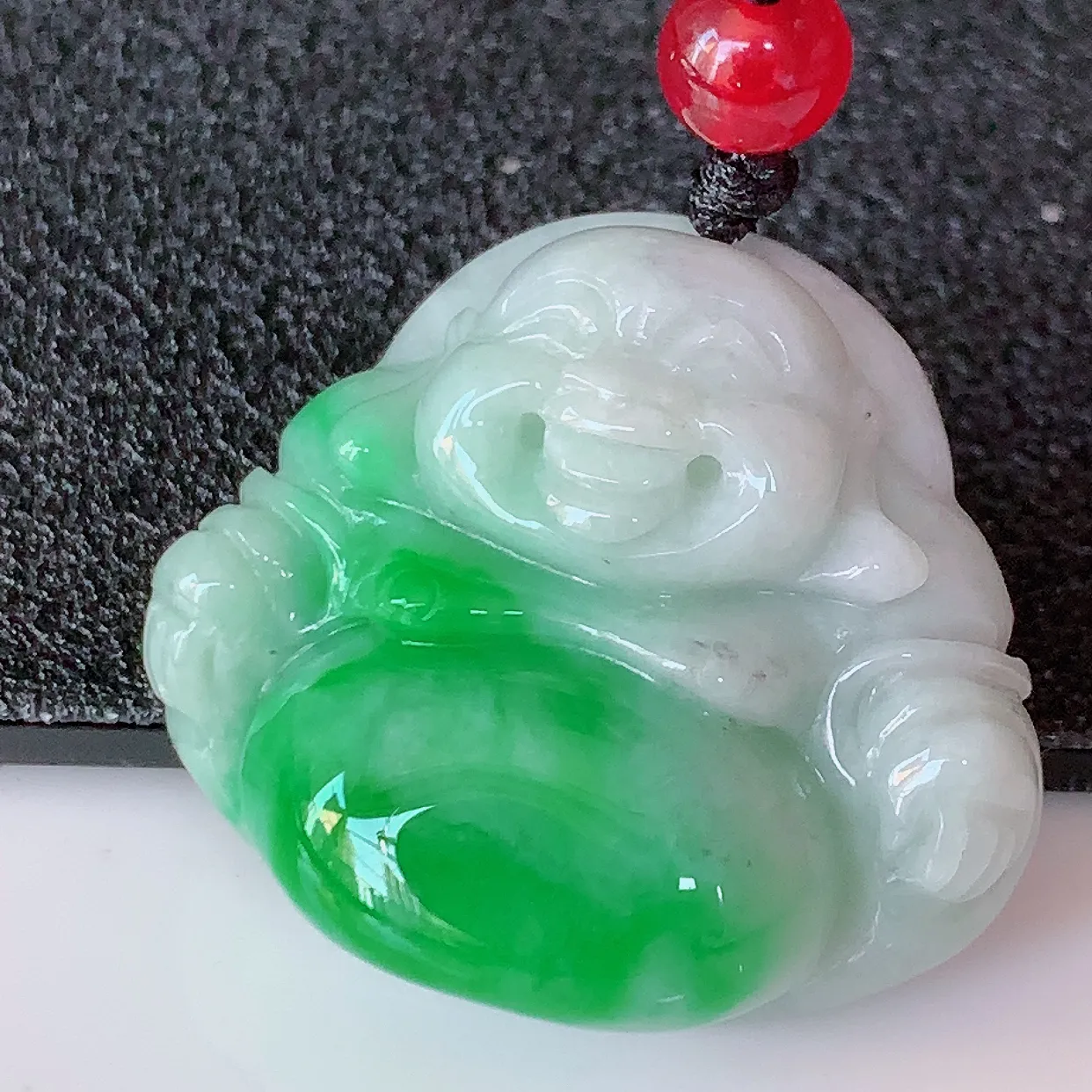 自然光实拍，冰润飘绿佛公吊坠，翡翠开心笑佛，种老水足，颜色漂亮，立体饱满圆润，佩戴效果赞#46.13